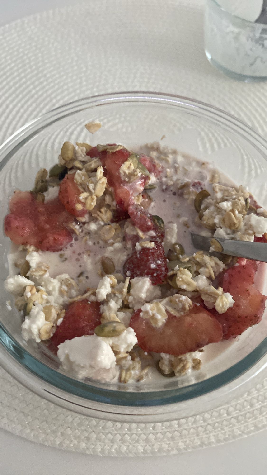 Owsianka z truskawkami i twarogiem