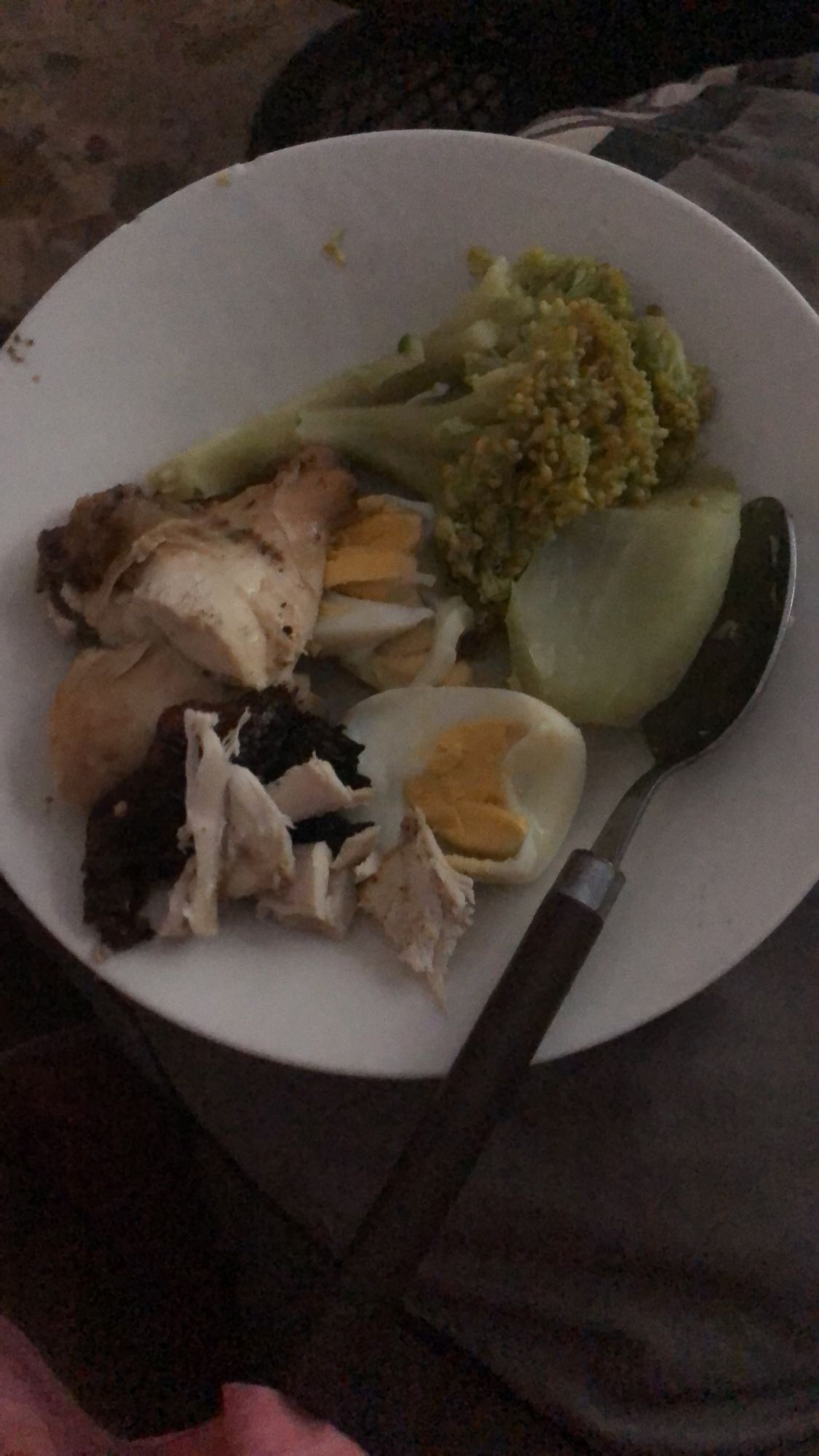Pollo con huevo y brócoli