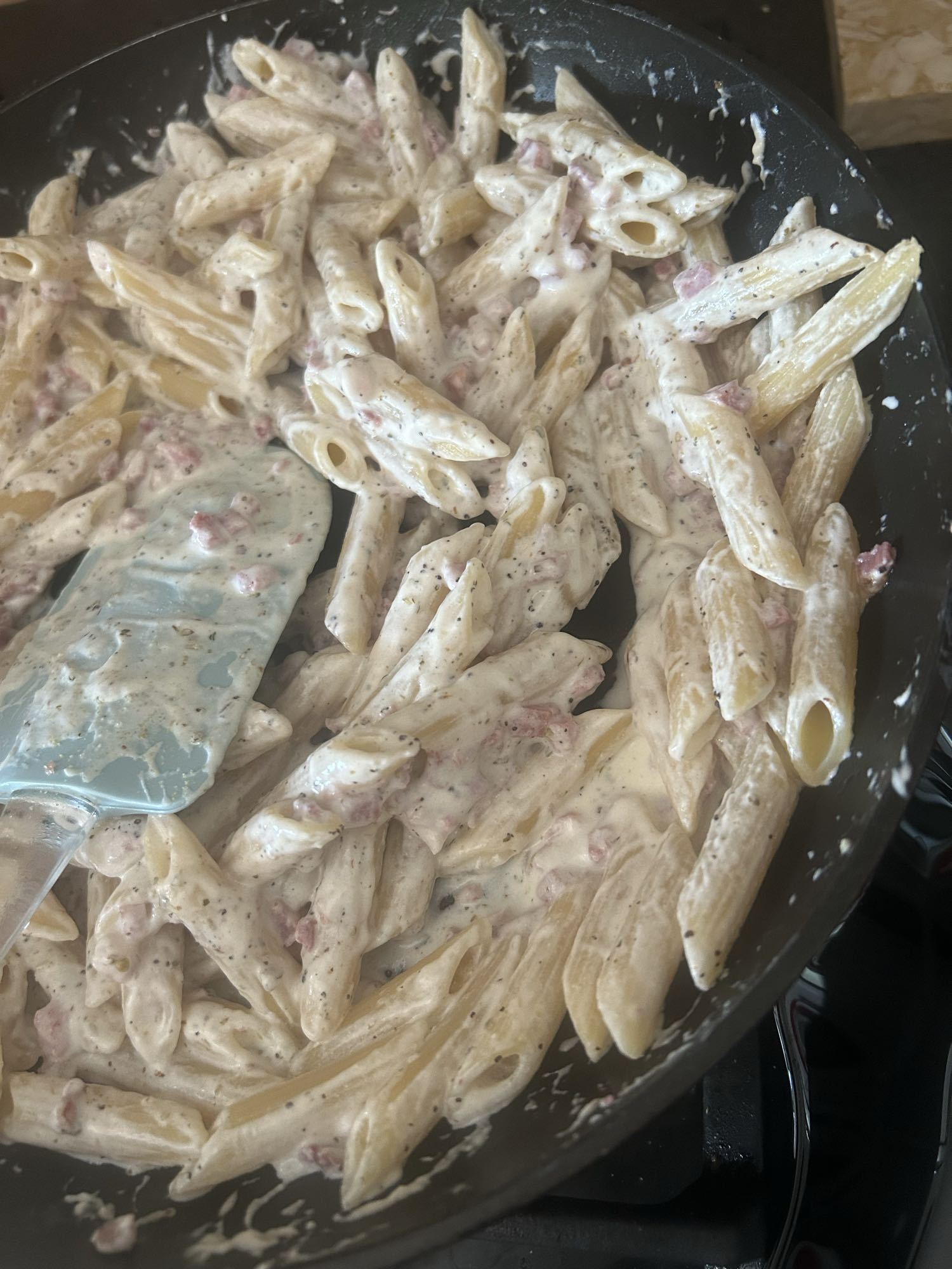 Penne cu sos alb și bacon