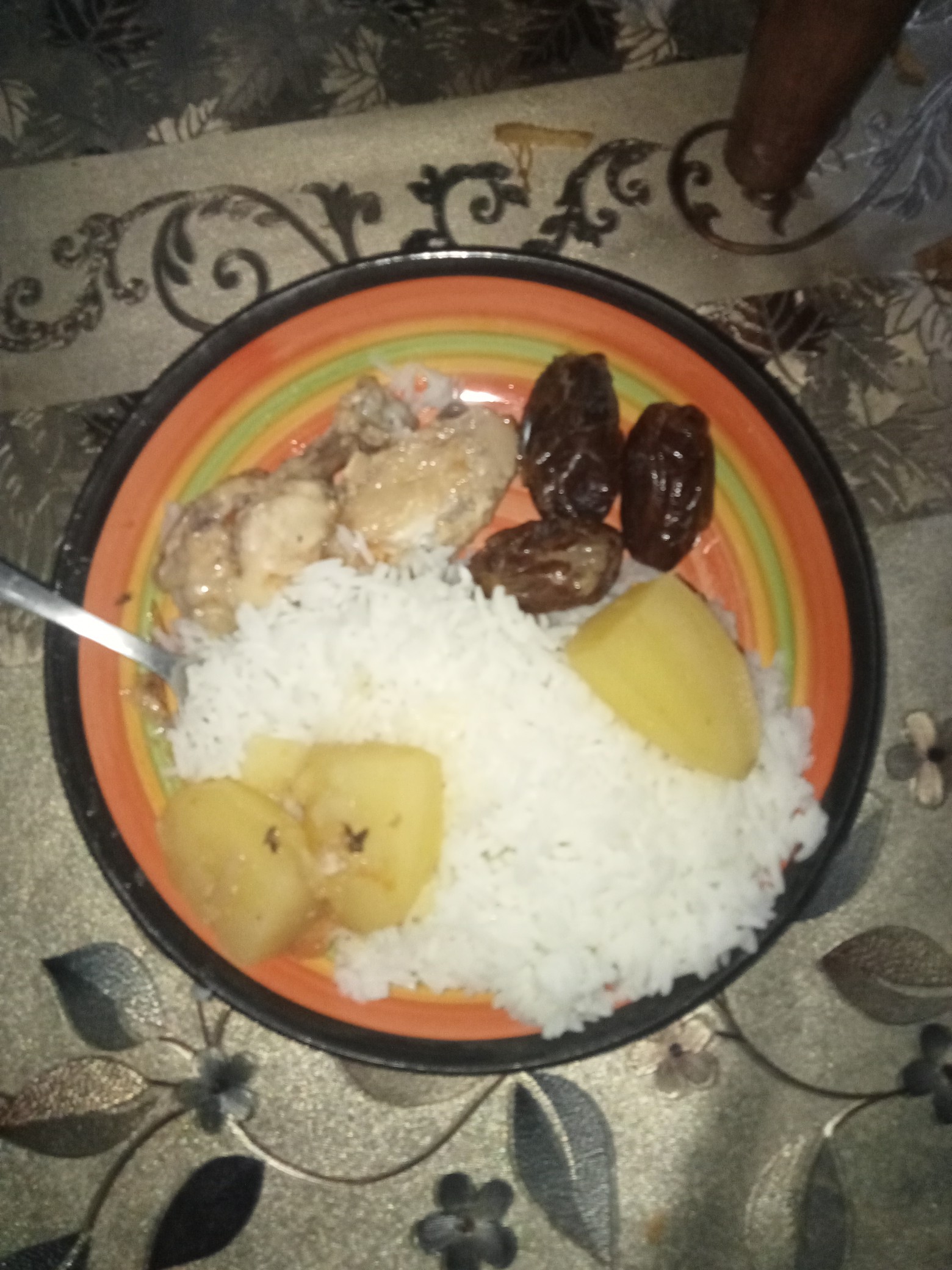 Riz, poulet, pommes de terre, dattes