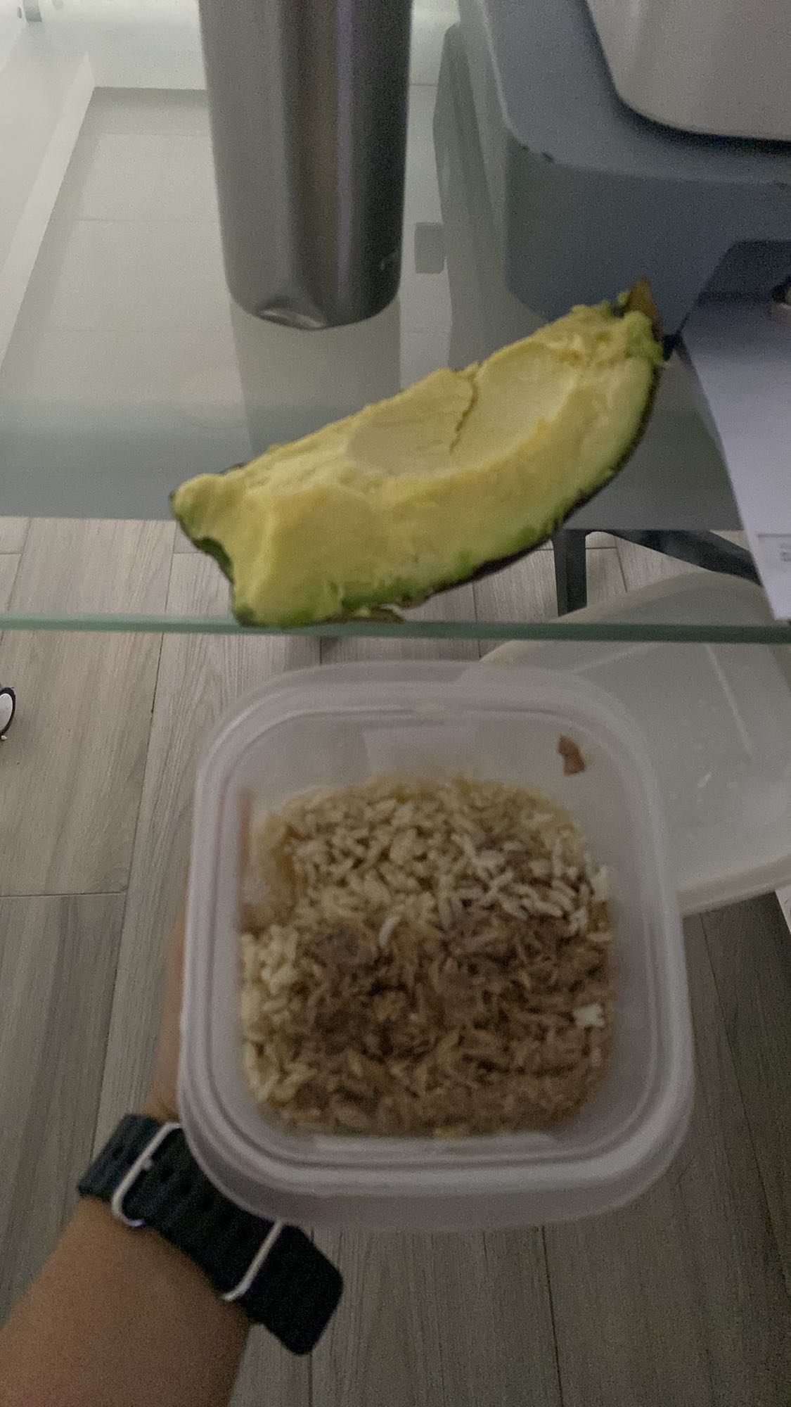 arroz con atún y aguacate