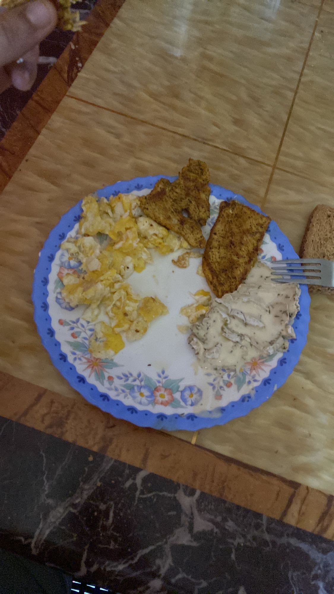 œufs et poulet sauce