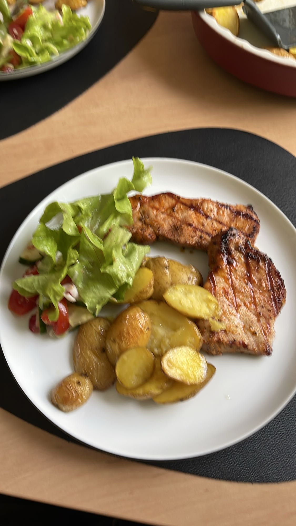 Gegrilltes Fleisch mit Salat