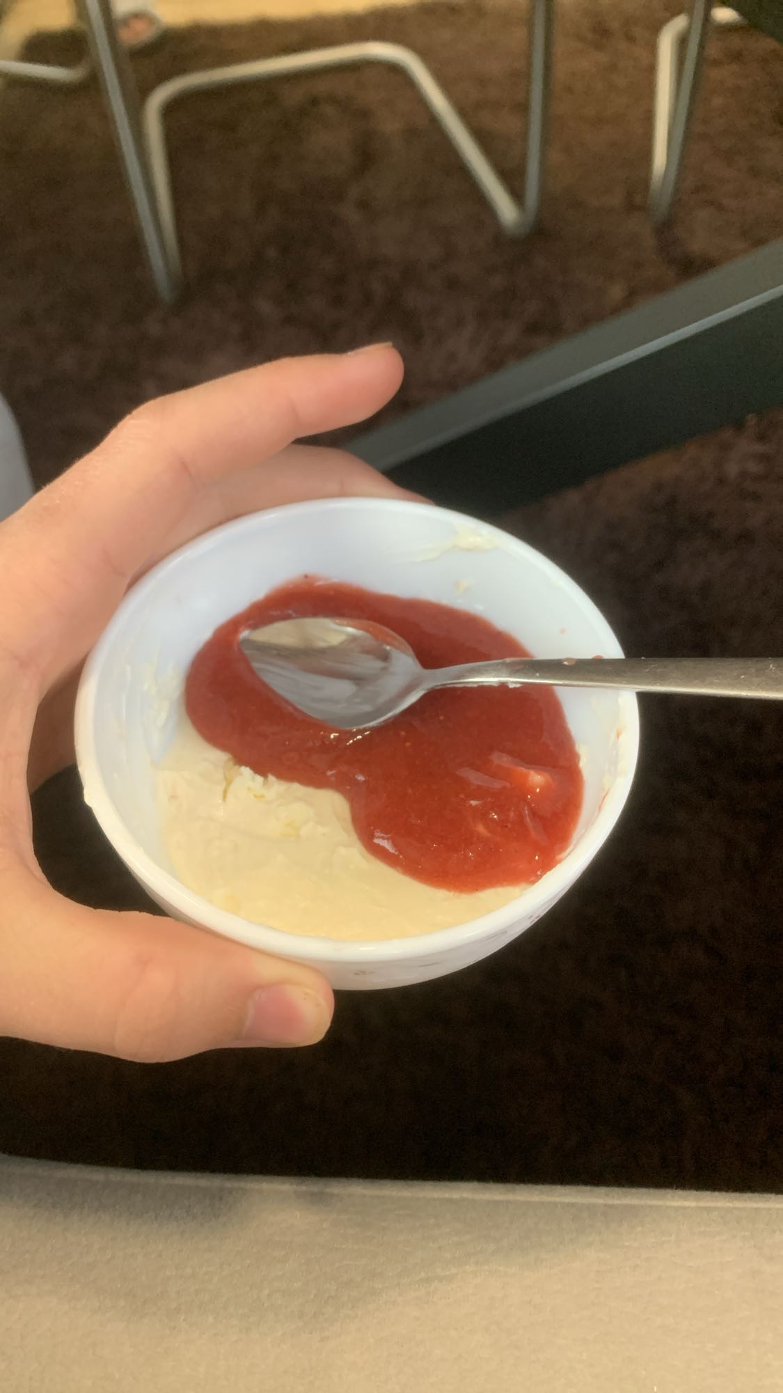 Yoghurt met aardbeiensaus