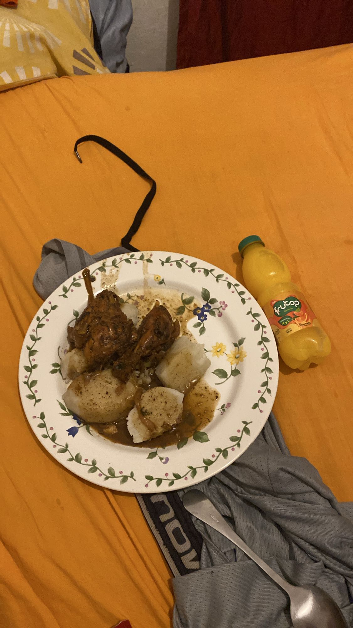 Pollo con yuca y jugo