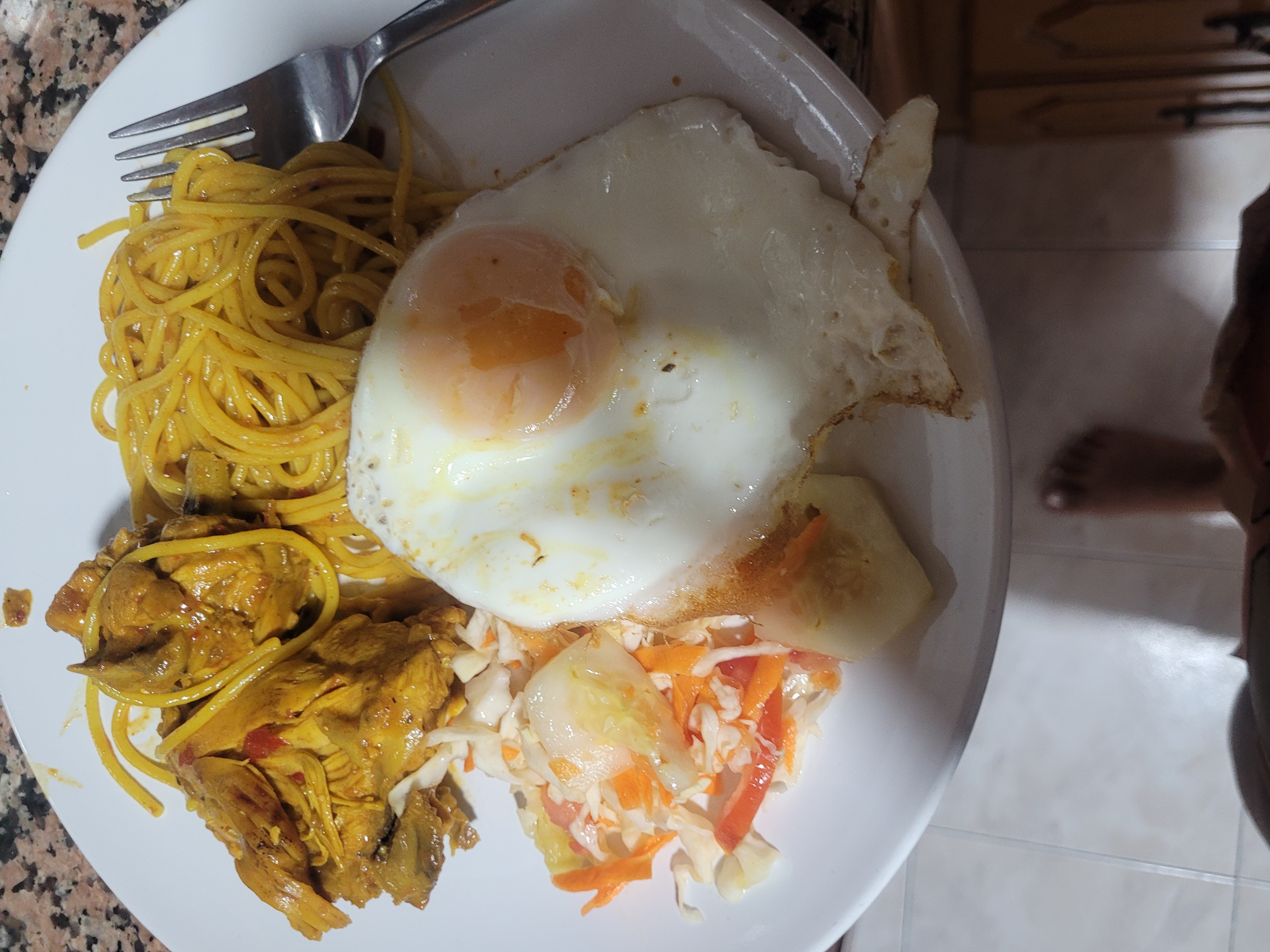 Pollo, espaguetis y huevo