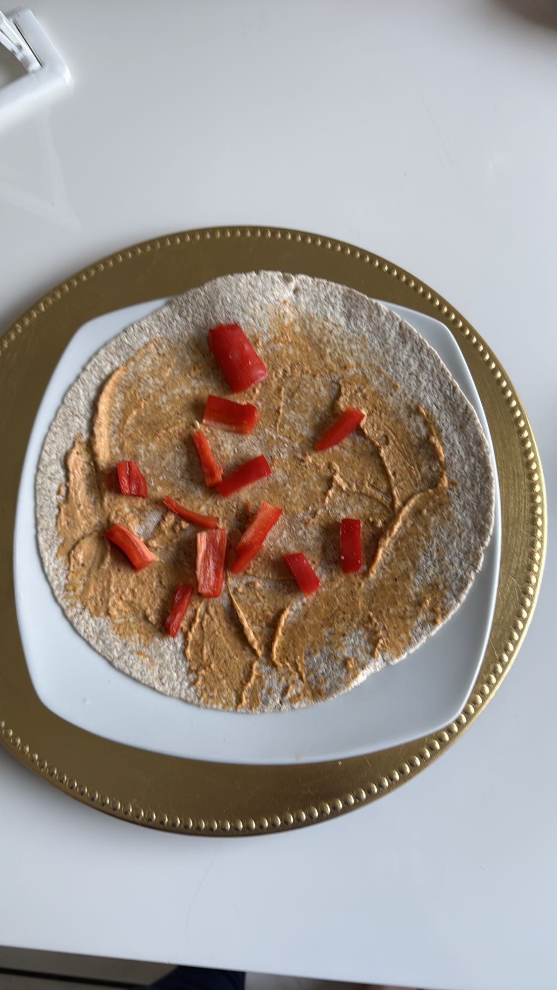 Wrap met hummus en paprika