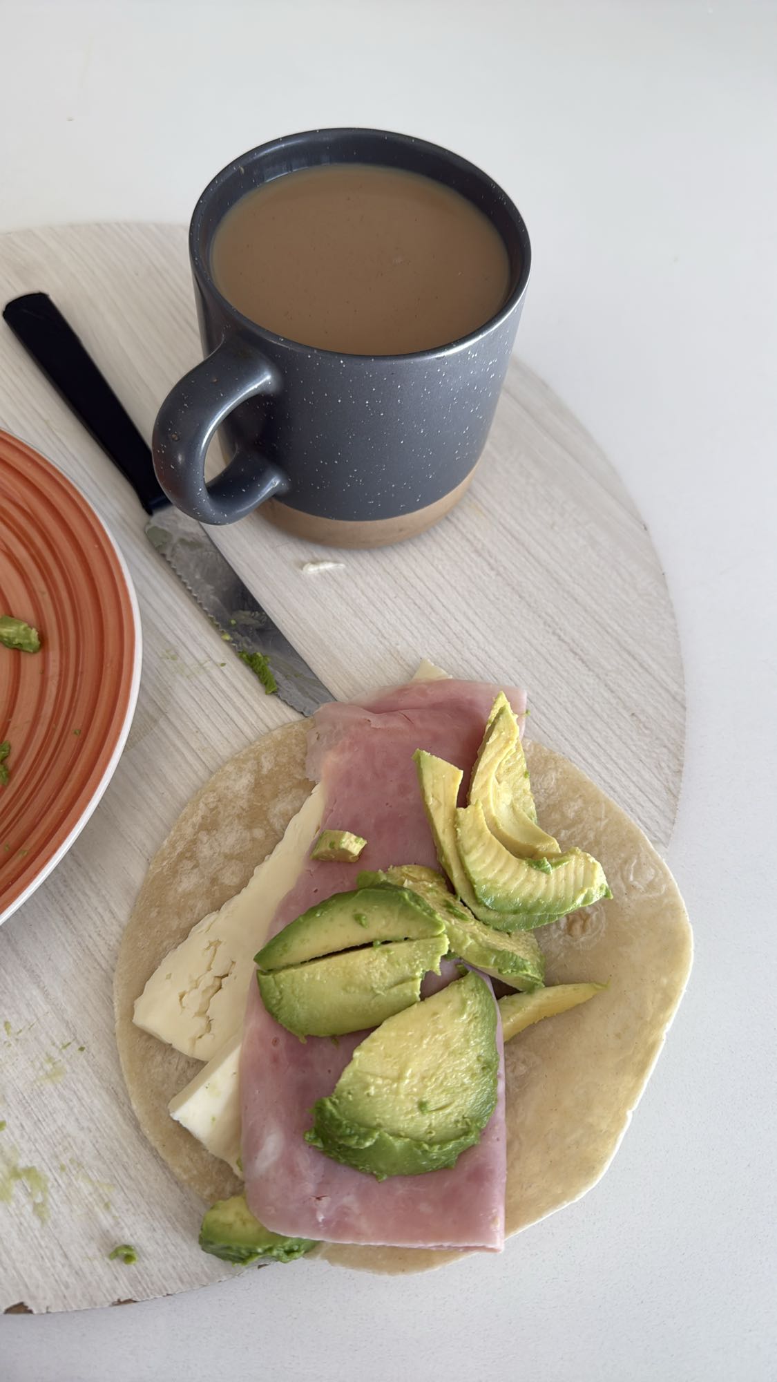 Tortilla con jamón y café