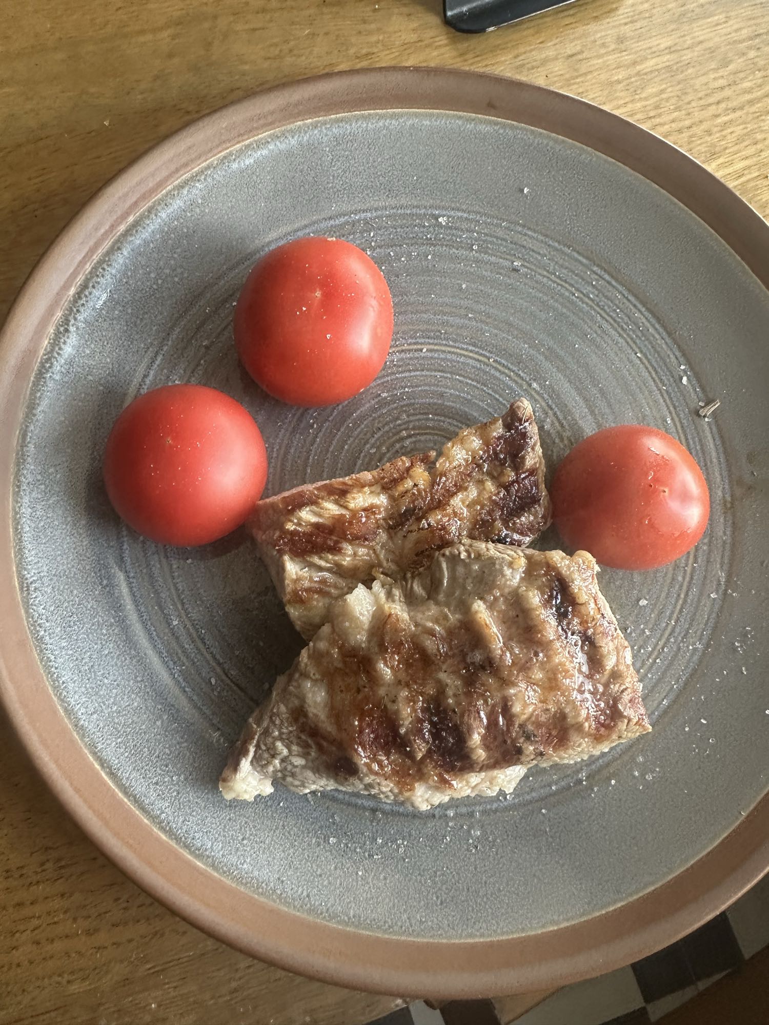 Стейк с помидорами