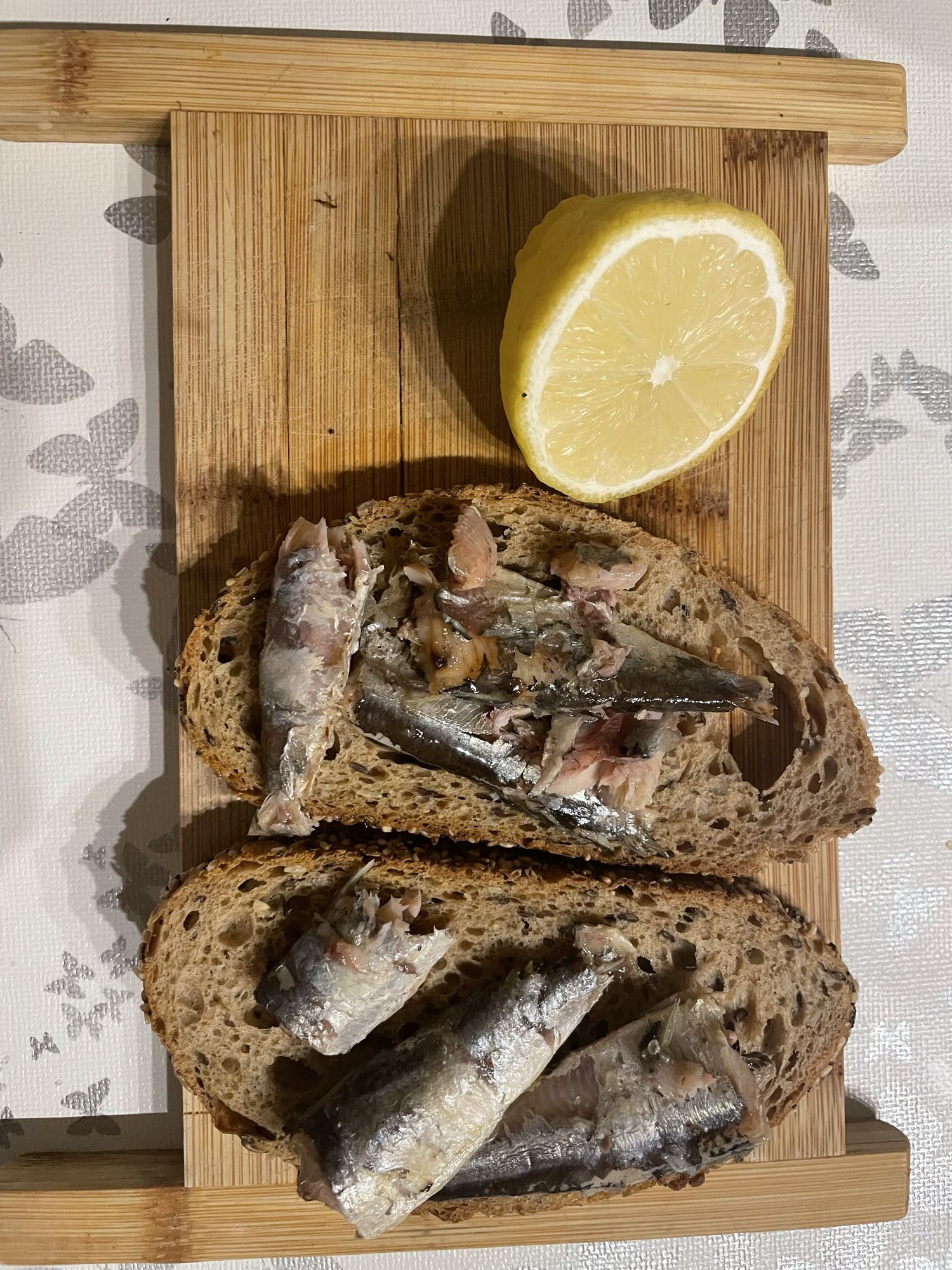 Sardinenbrot mit Zitrone