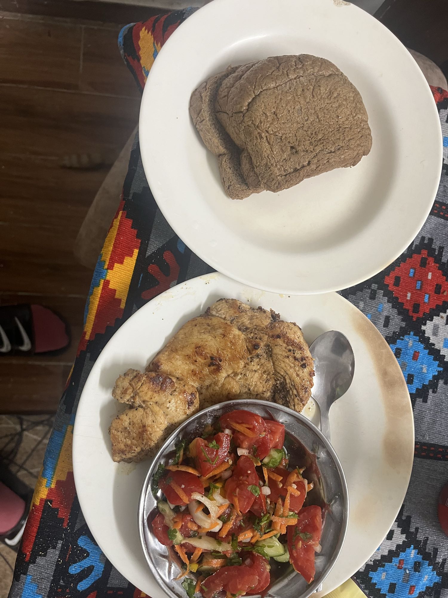 صدر دجاج مع خبز وسلطة