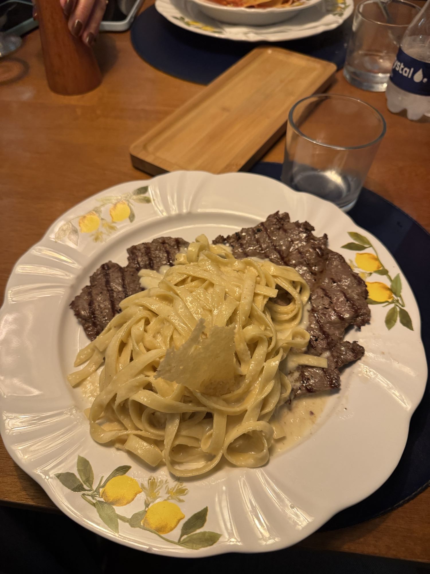 Fettuccine con carne y queso