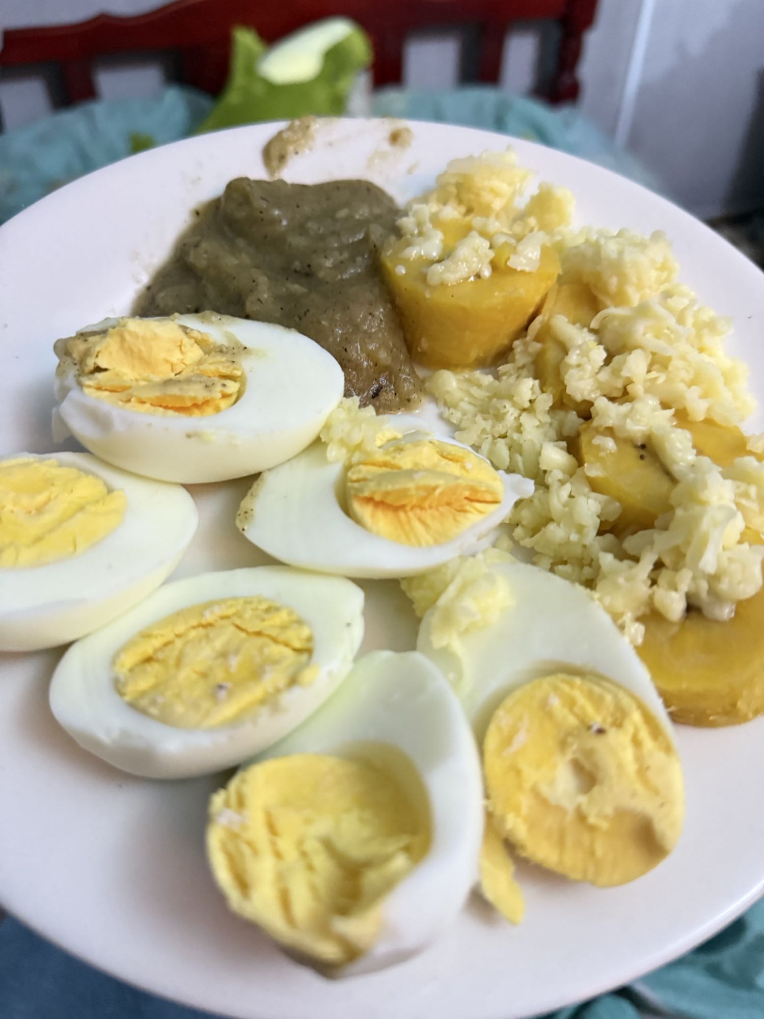Huevos con plátano y salsa