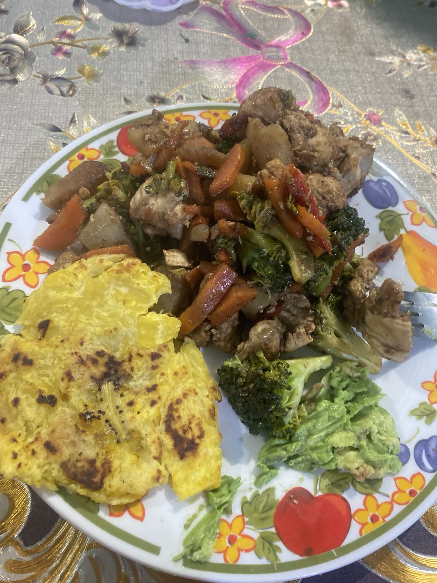 Pollo salteado con verduras y arepa