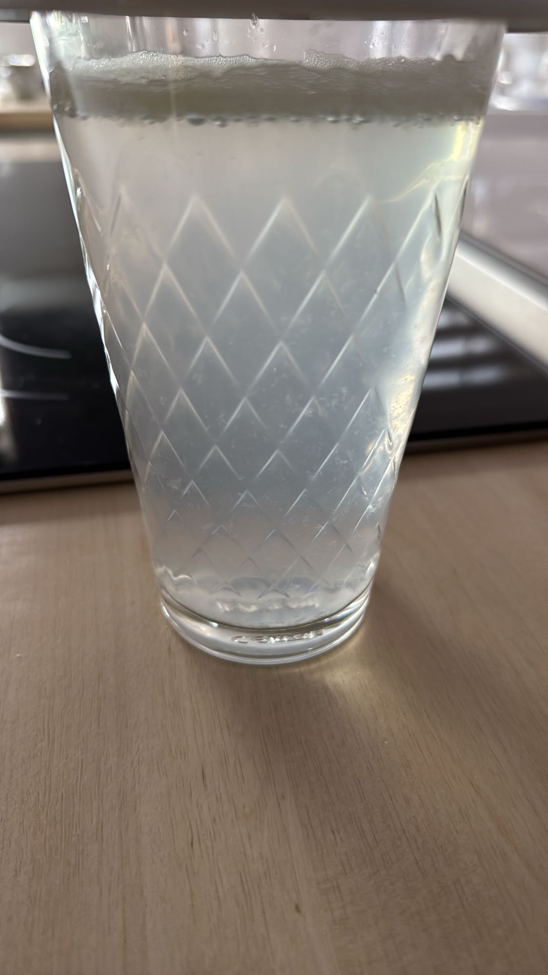 Wasser mit einer ausgepressten Zitrone