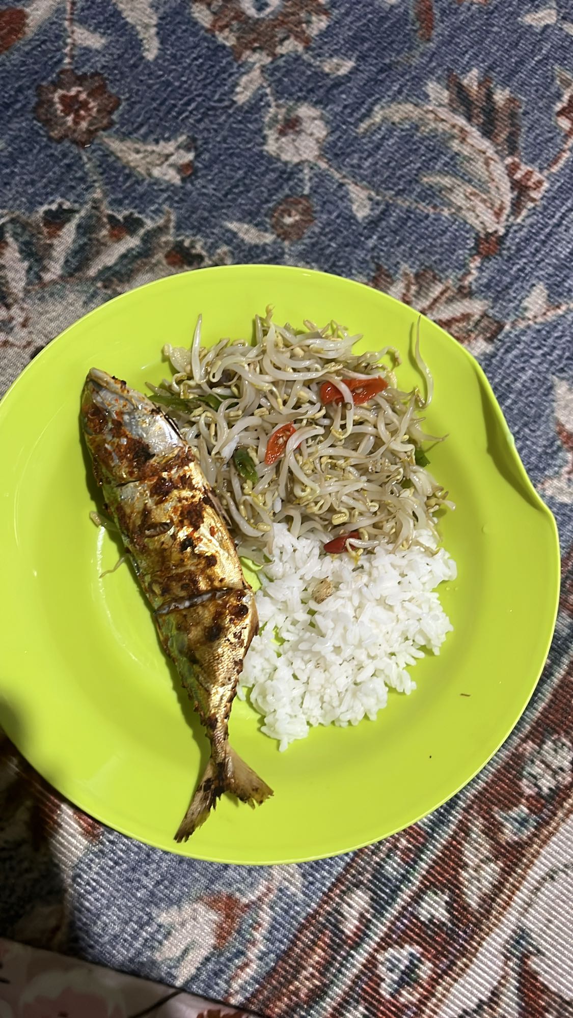 Ikan goreng, nasi, tumis tauge