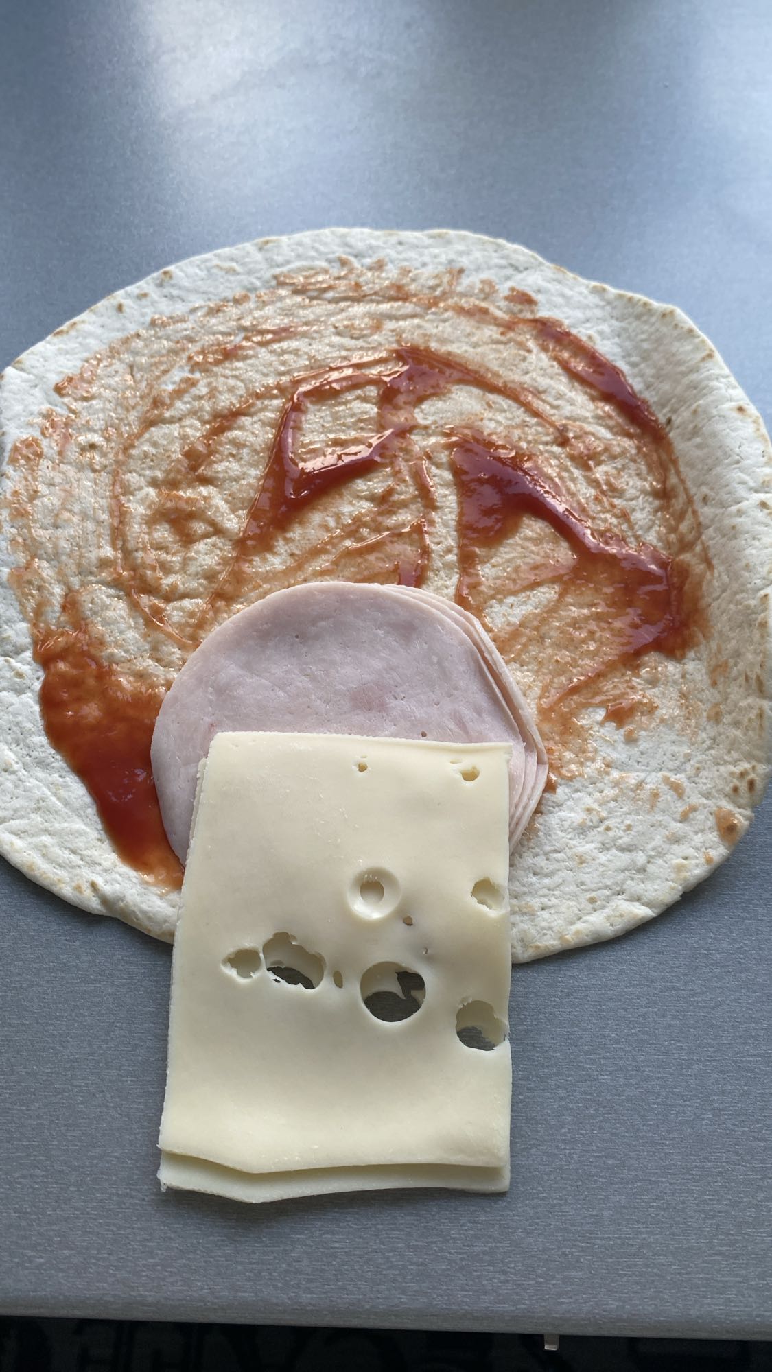 Tortilla z szynką i serem