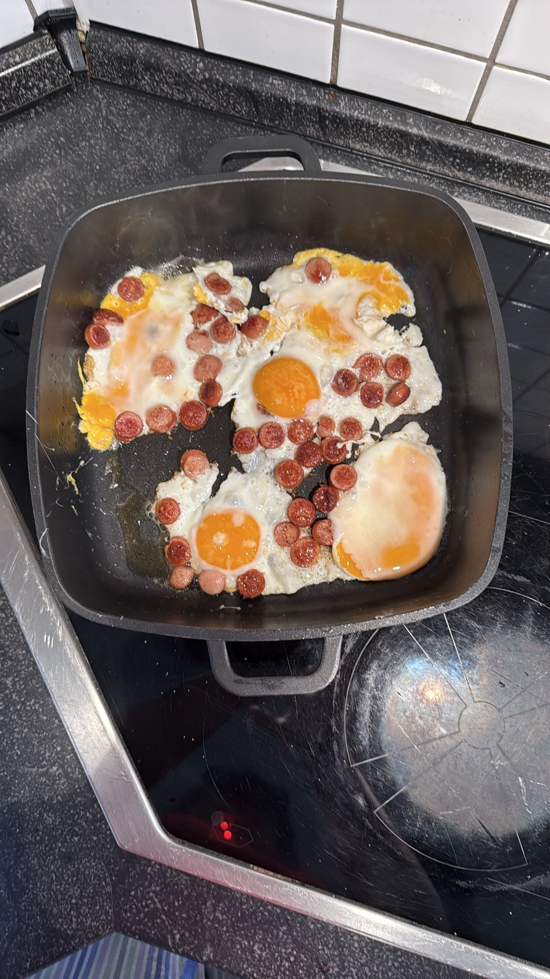 Gebratene Eier mit Wurst