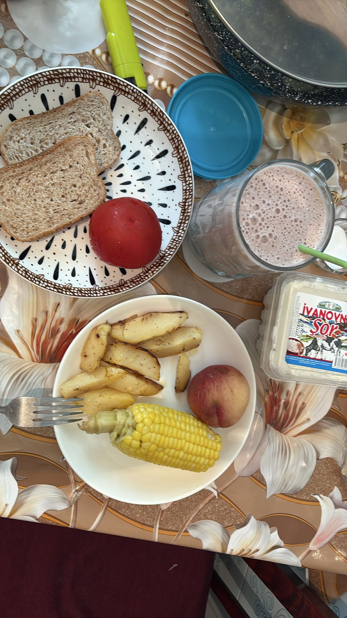 Завтрак с тостами и фруктами