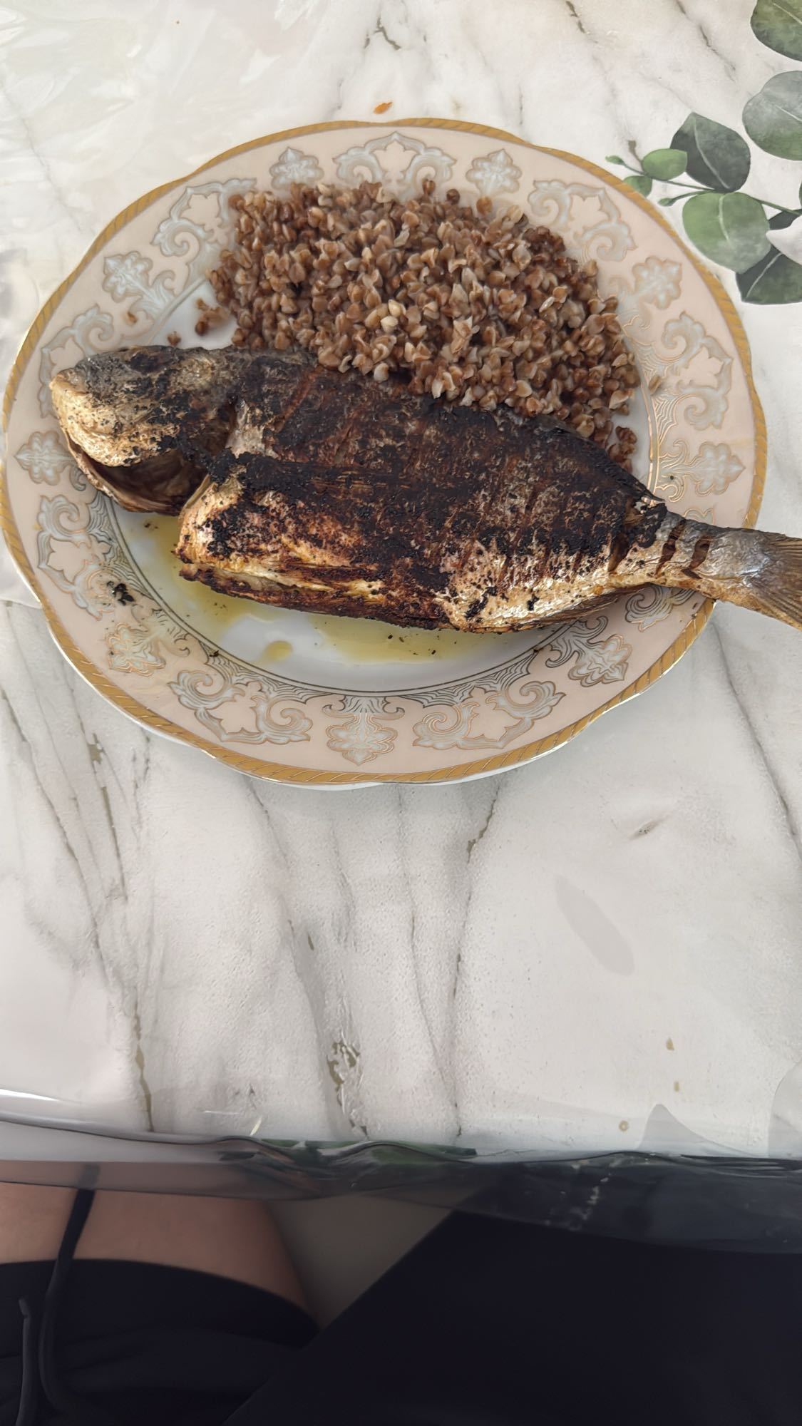 жареная рыба с гречкой