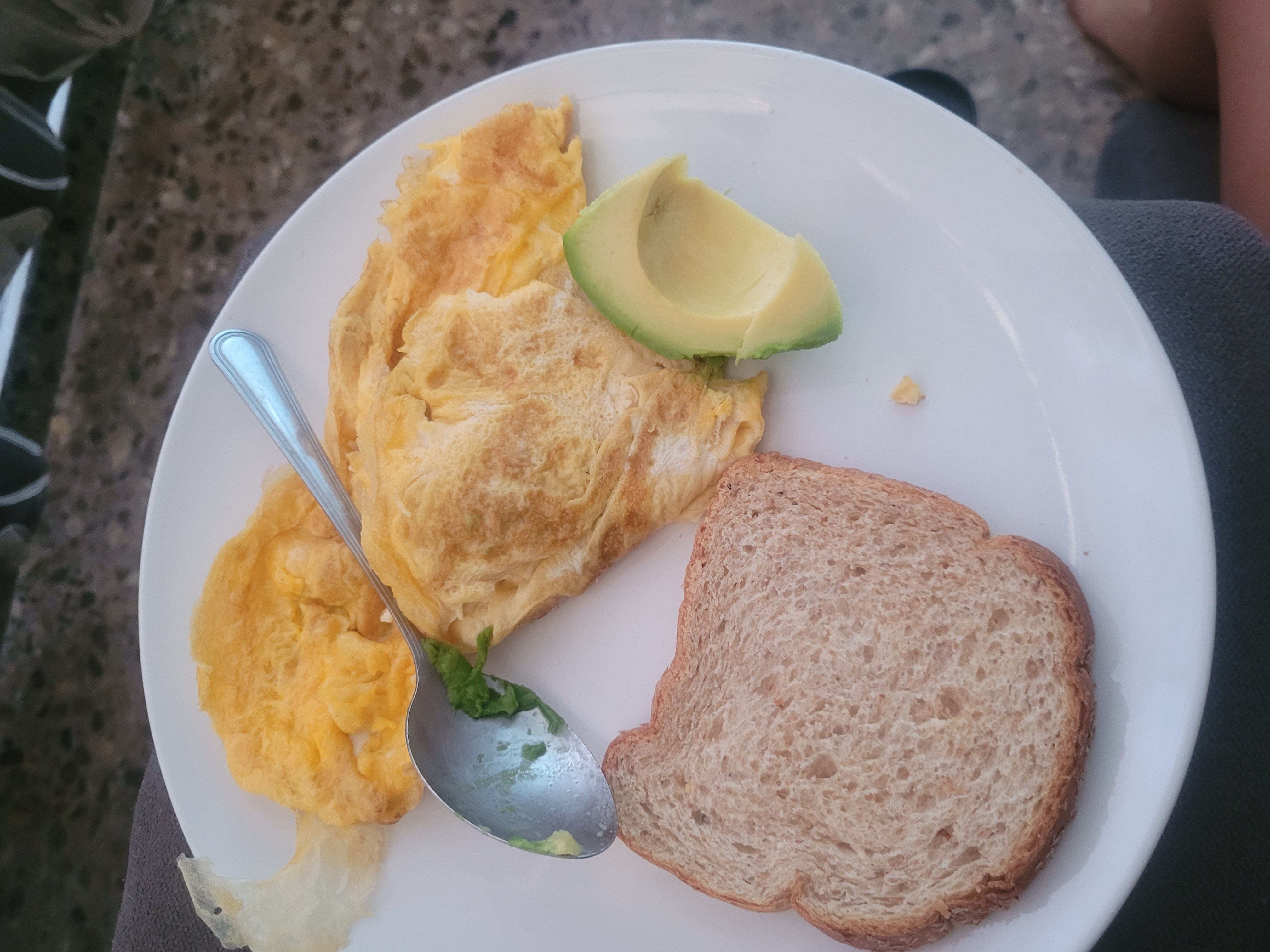 Desayuno con huevo y pan