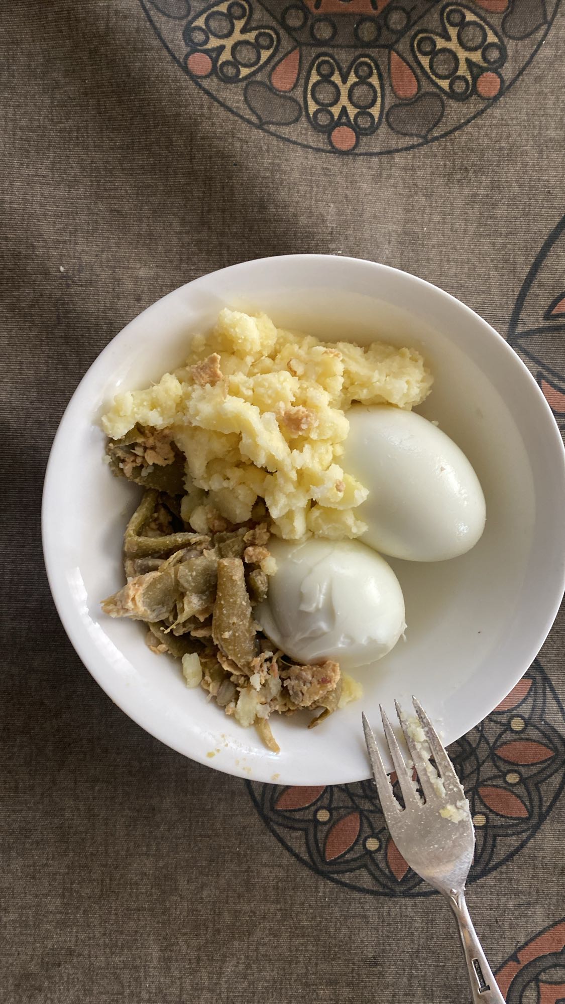 Eggs, mashed potato, veg