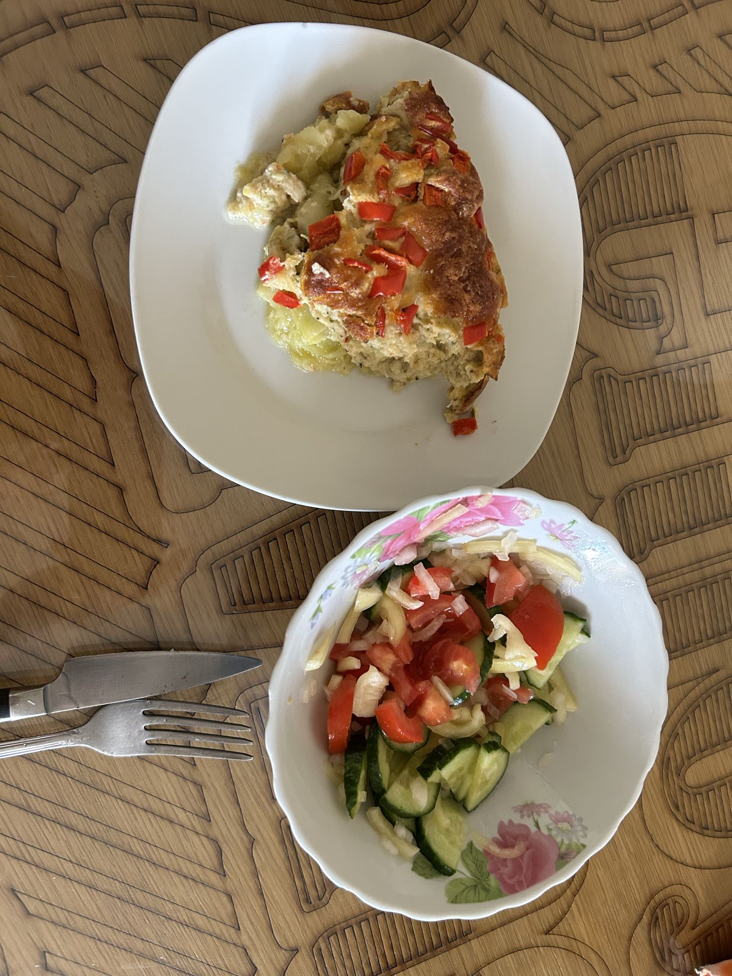 Musaca cu salată proaspătă