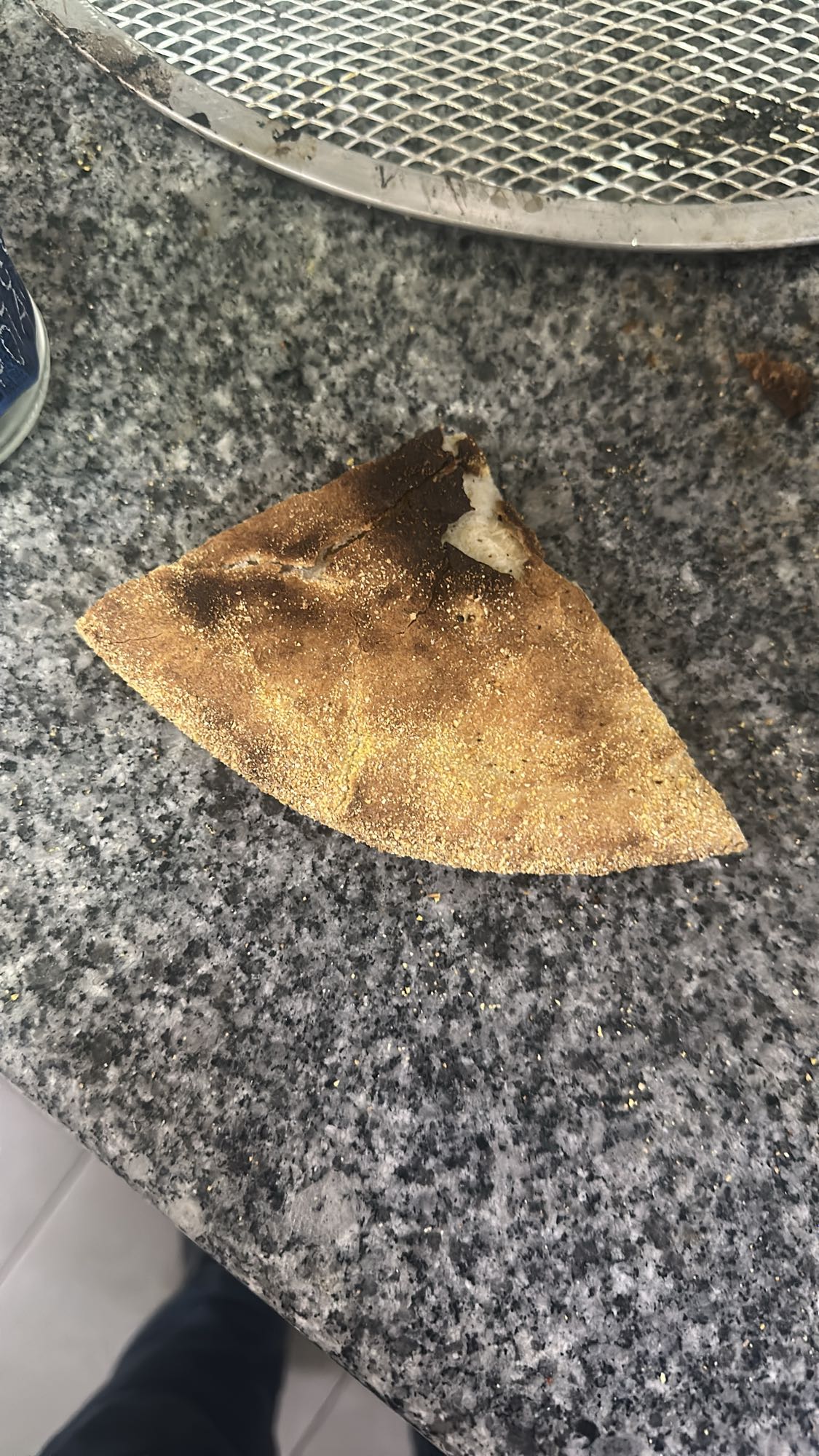 Felie de pizza arsă