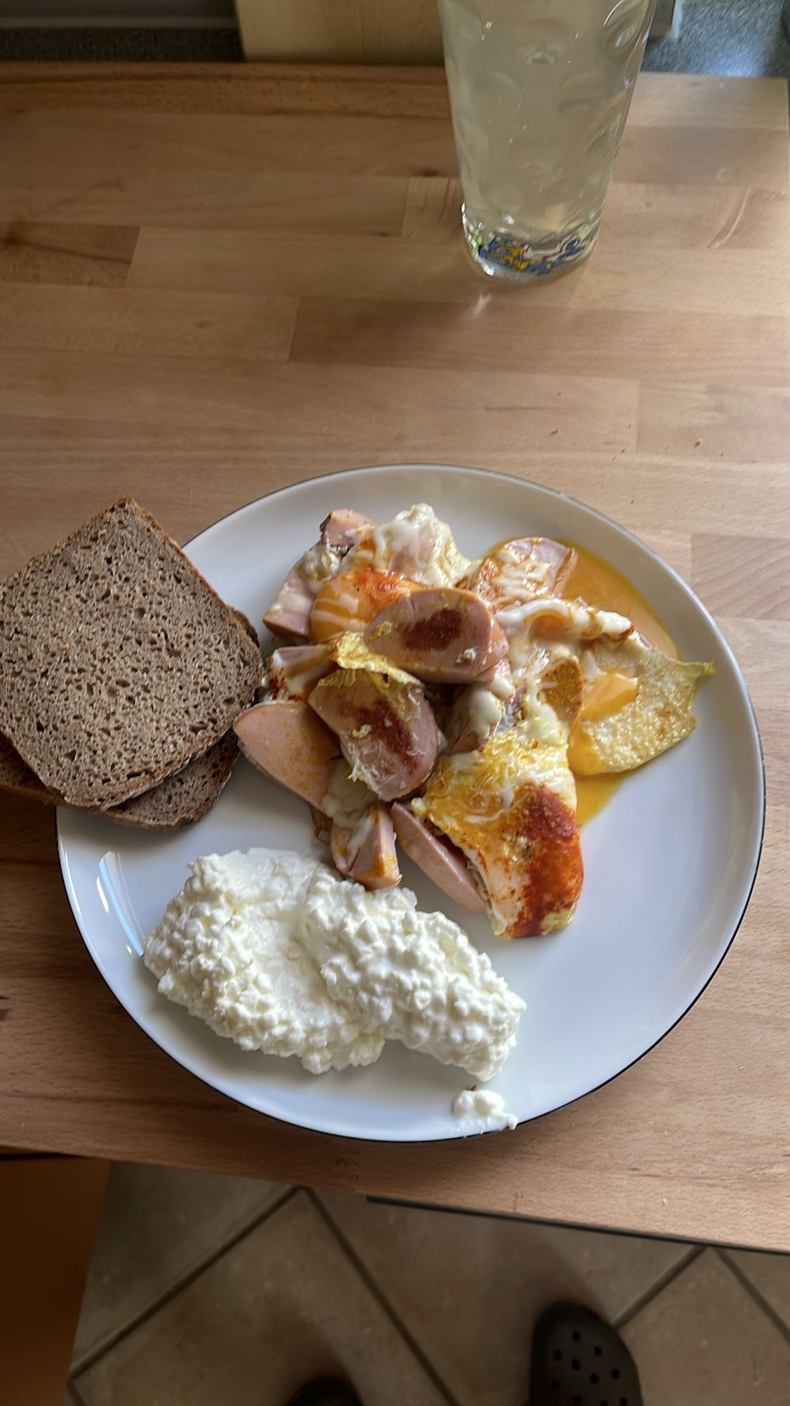 Wurst mit Ei und Hüttenkäse