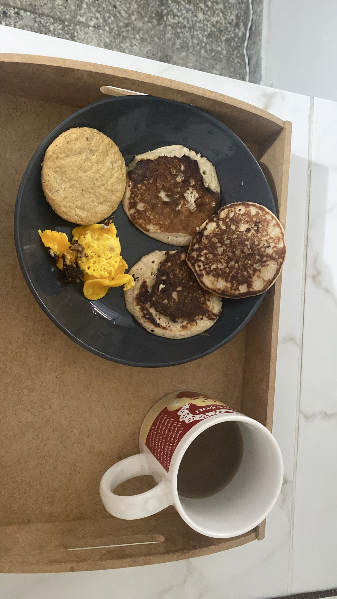 Desayuno con panqueques y huevo