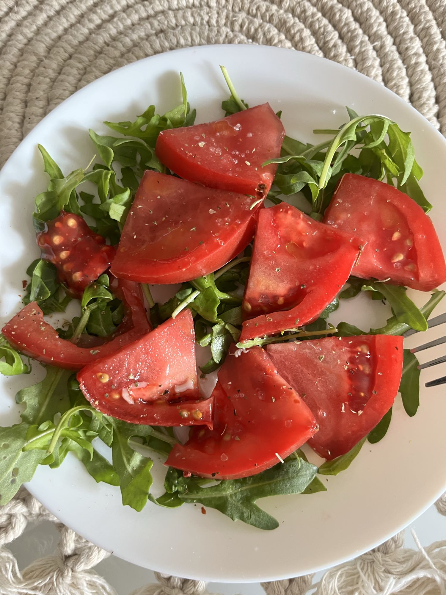 Sałatka z rukolą i pomidorem