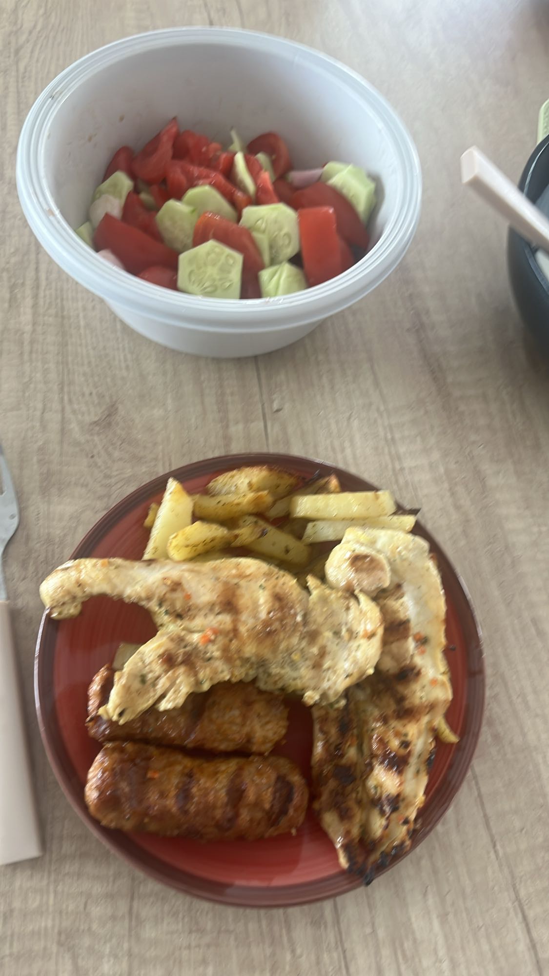 Grătar cu salată proaspătă