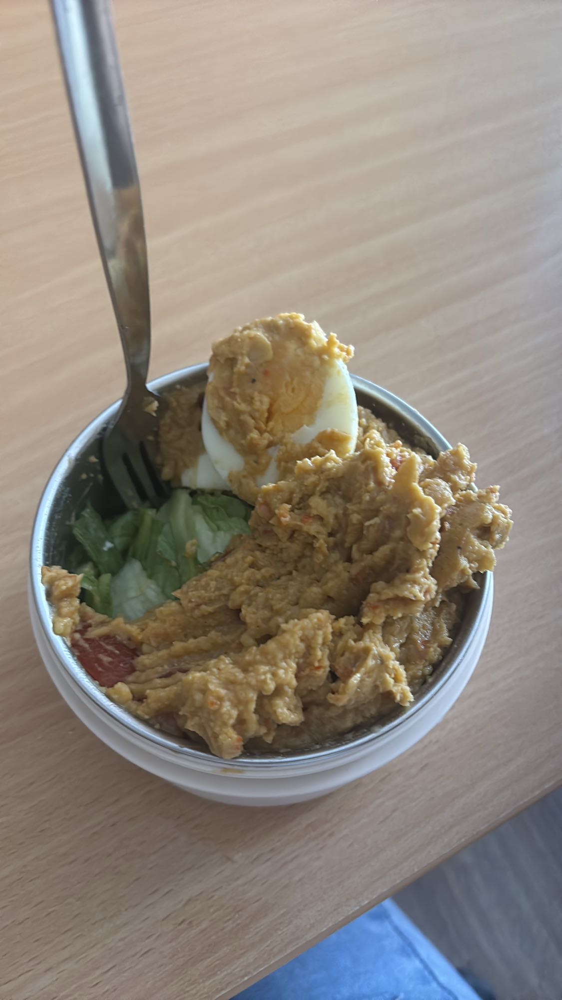 Sałatka z hummusem i jajkiem