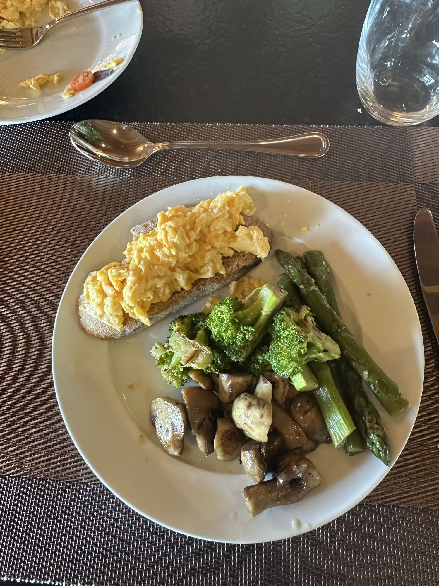 Tostada con huevos y verduras