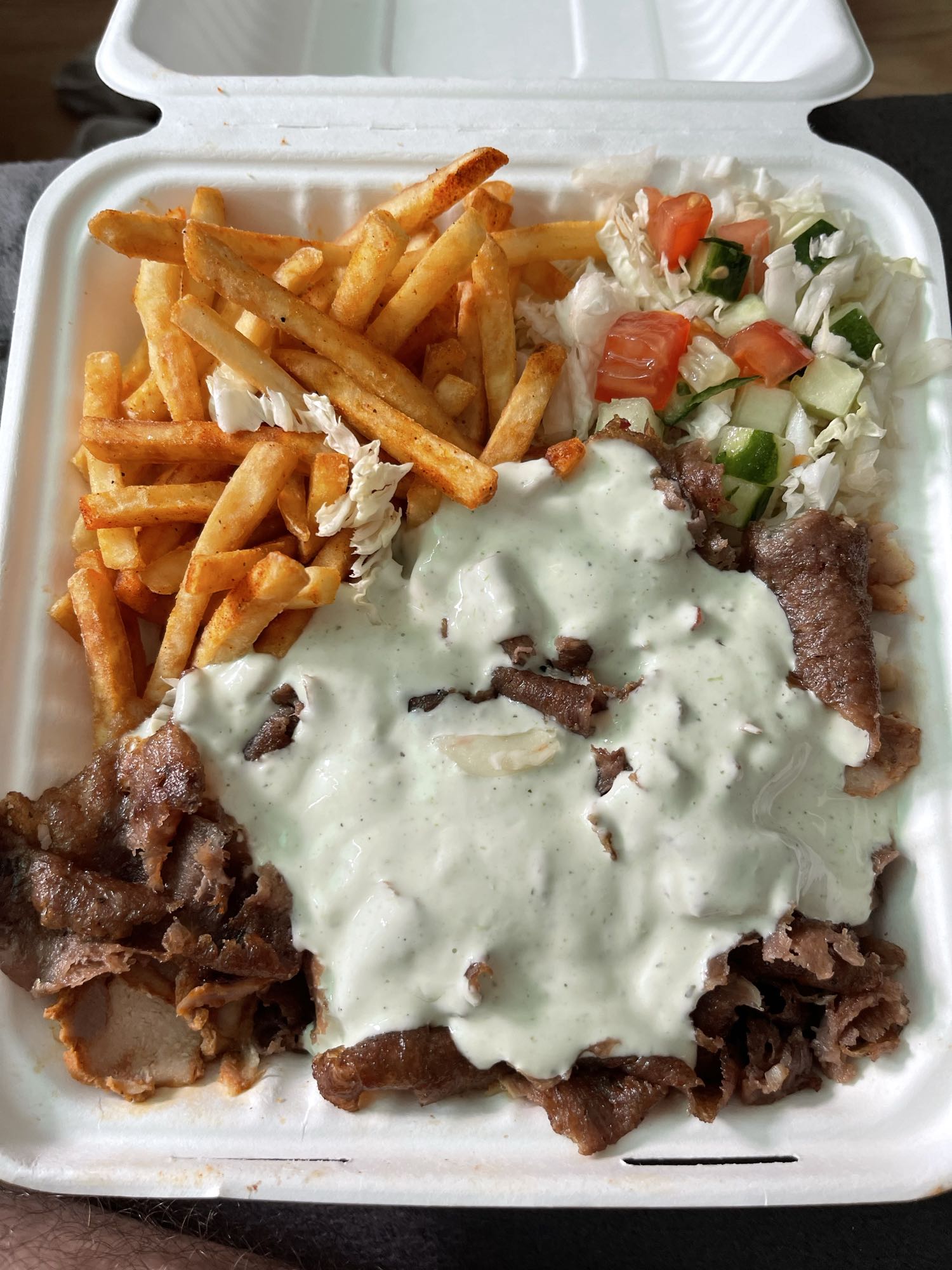 kebab z frytkami i sosem