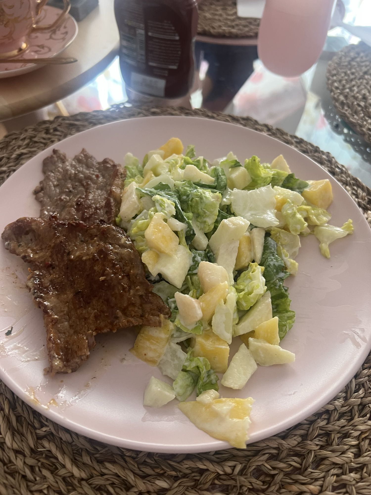 Bistec con ensalada fresca