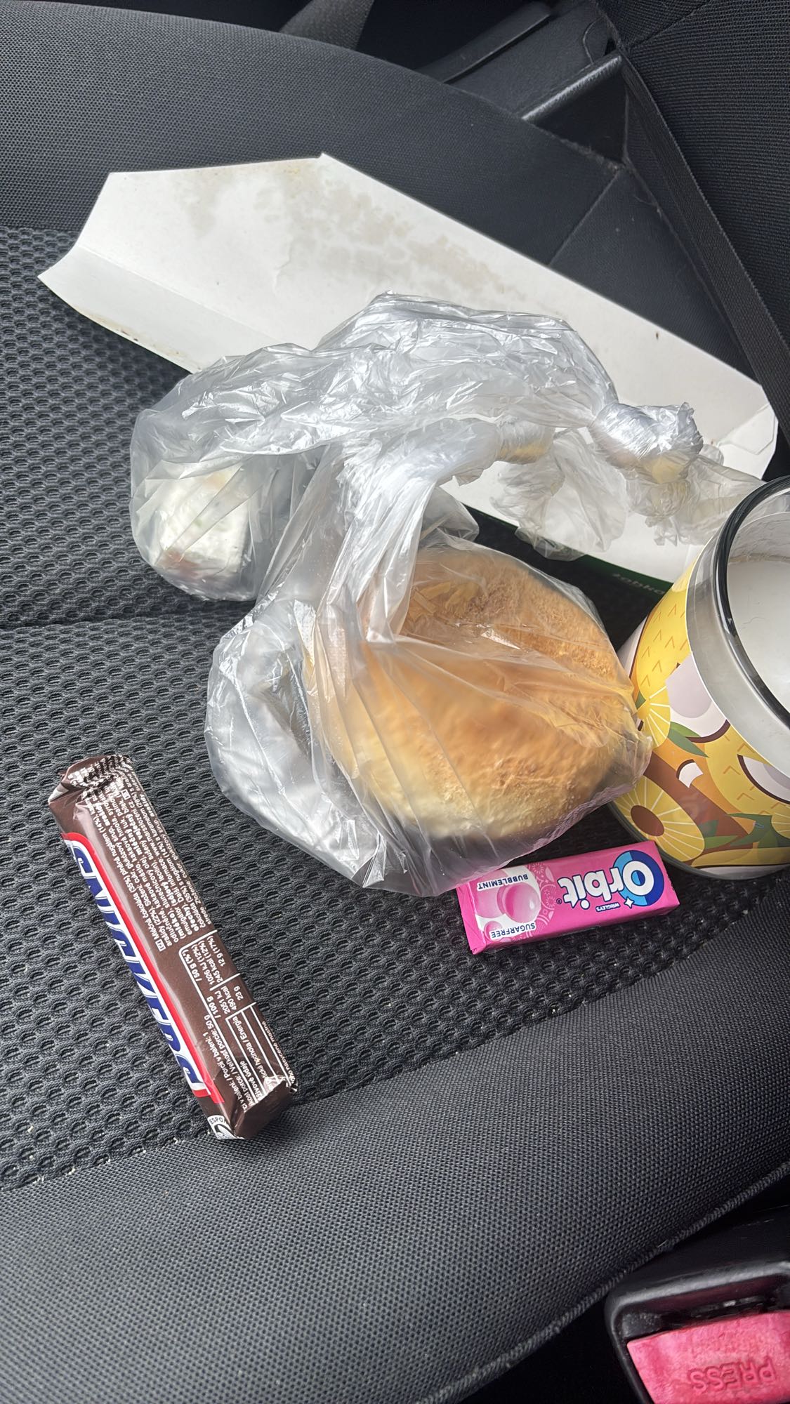 Bułka, Snickers i mleko