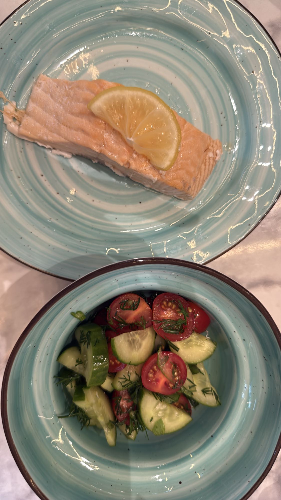 лосось с овощным салатом