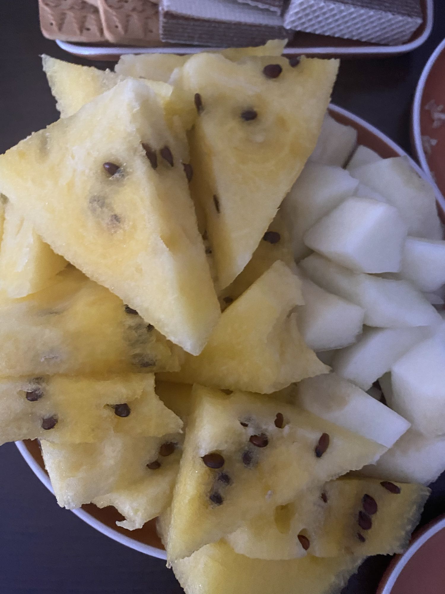 Фрукты на тарелке