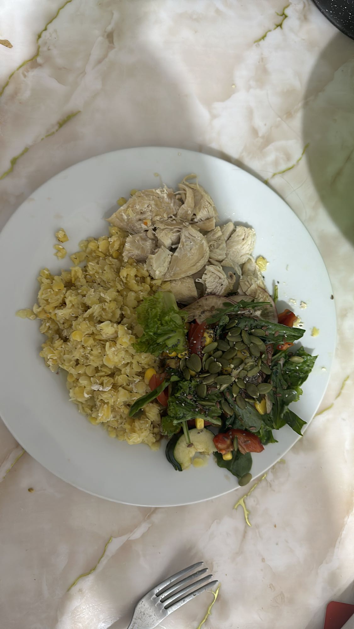 курица с чечевицей и салатом