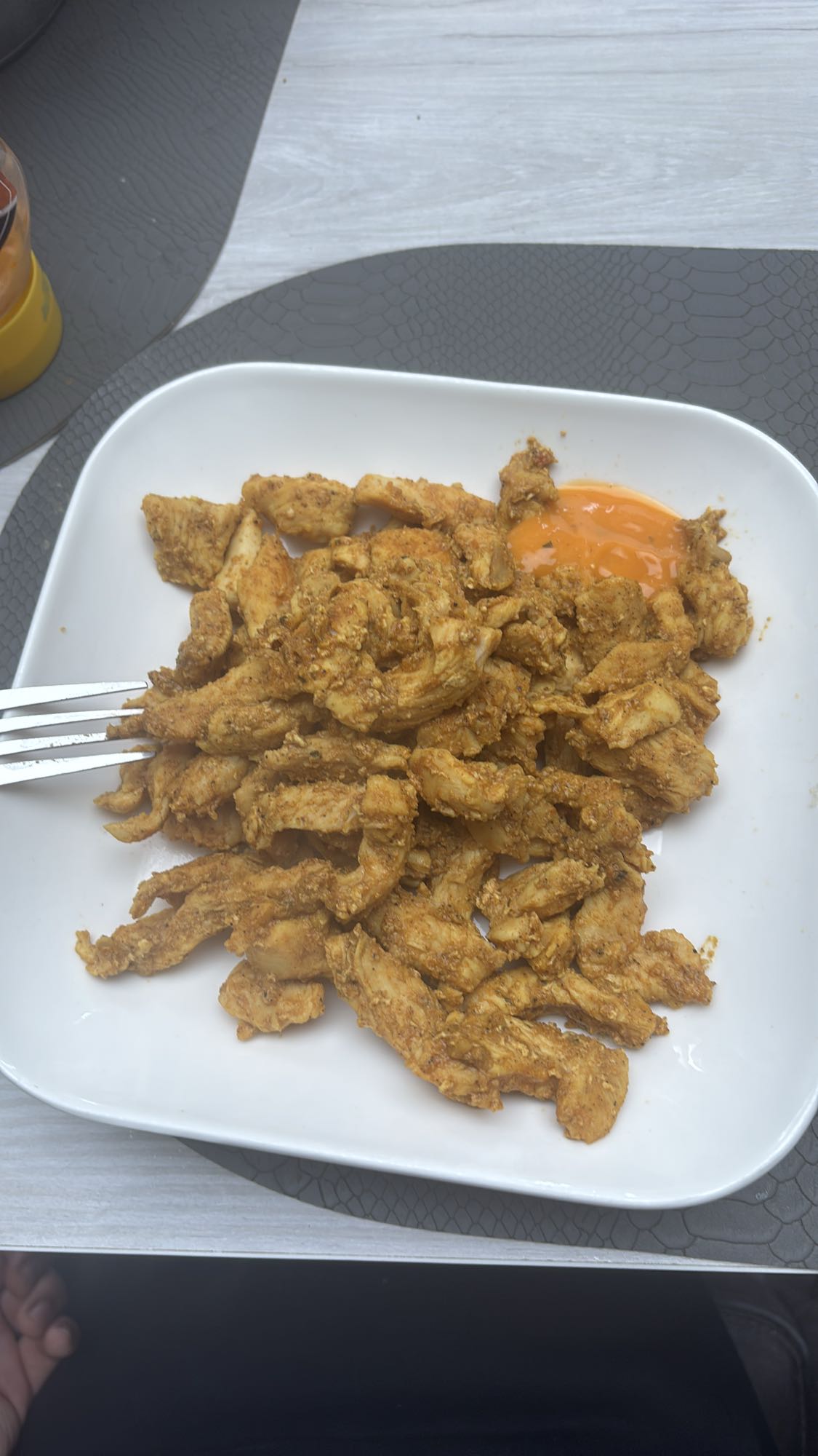Kipreepjes met saus