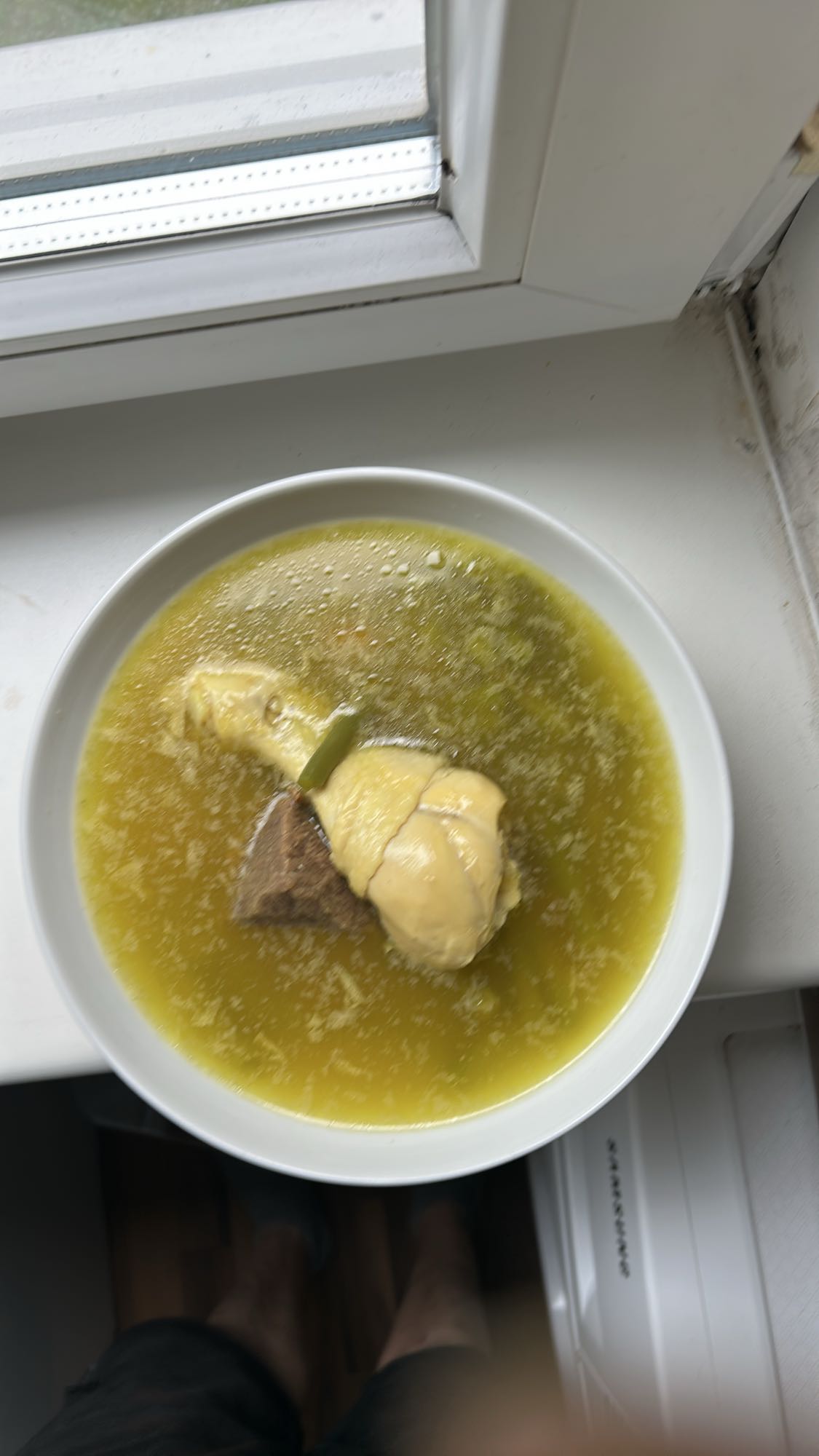 caldo de pollo y res