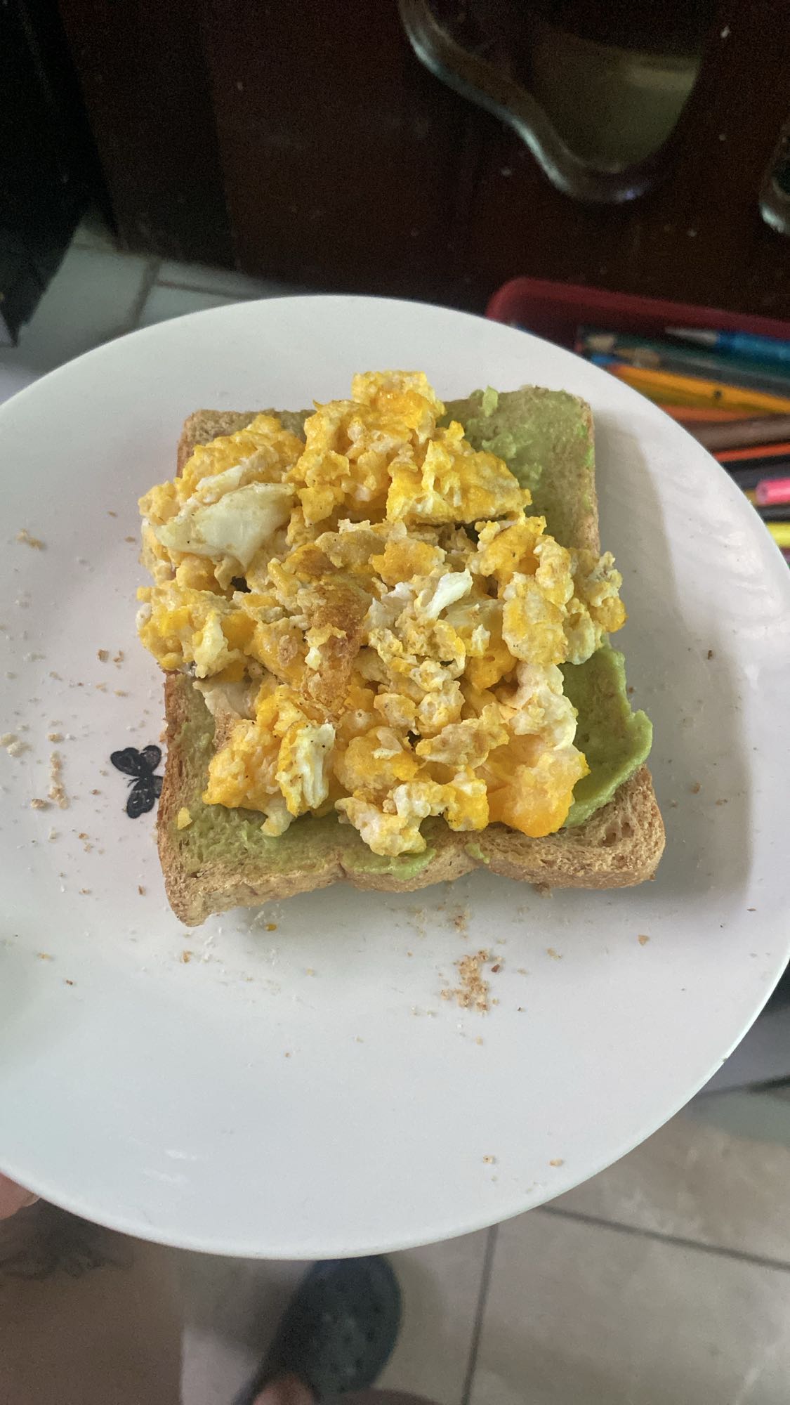 Tostada con huevo y aguacate