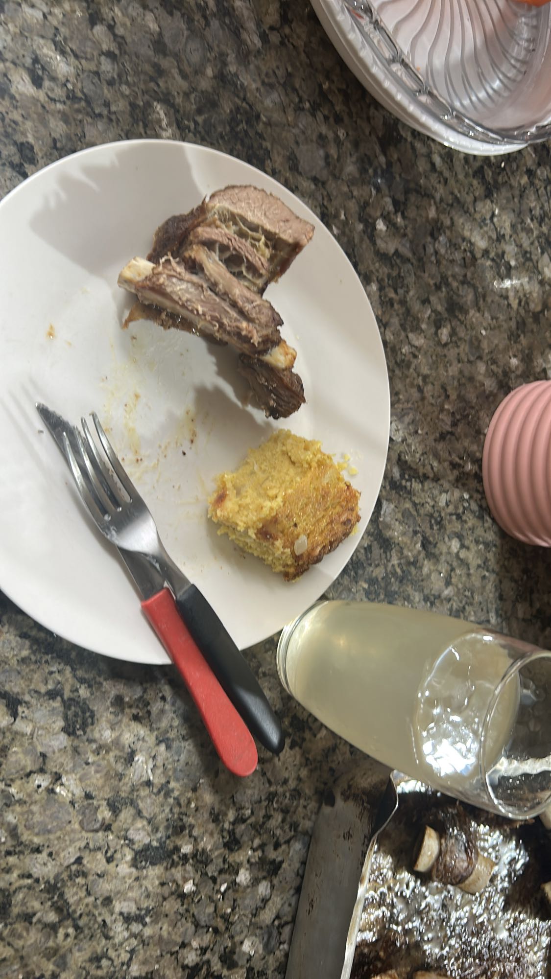 Costela, bolo de milho e limonada
