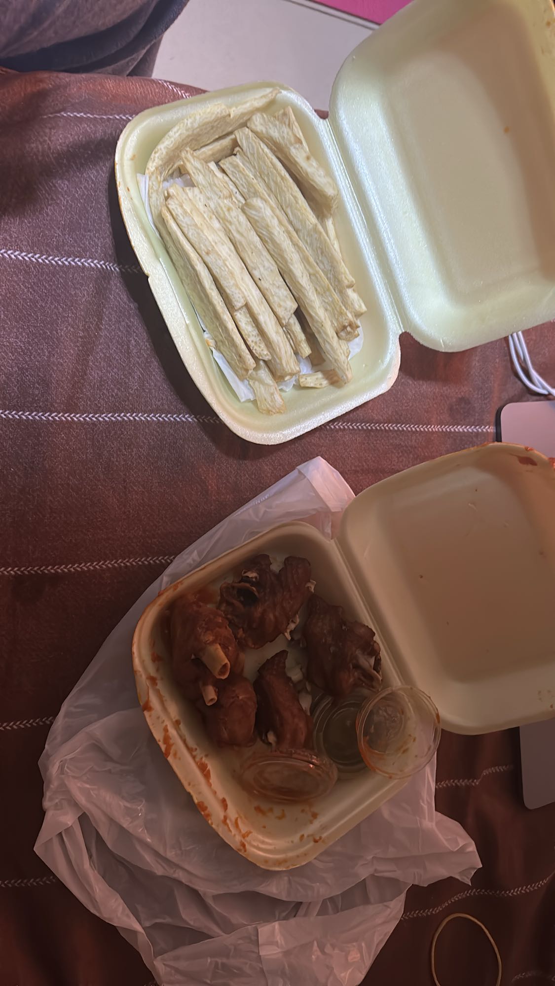 Chicken wings with yuca fries