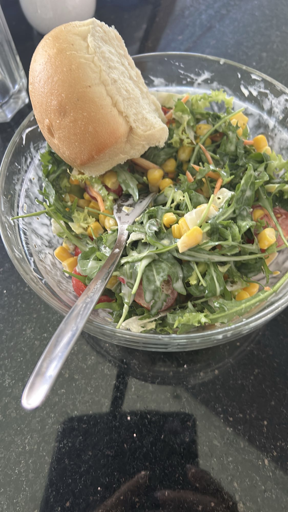 Groene salade met broodje