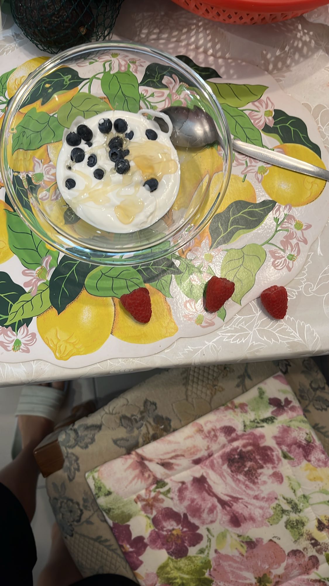 yogur con frutas y miel