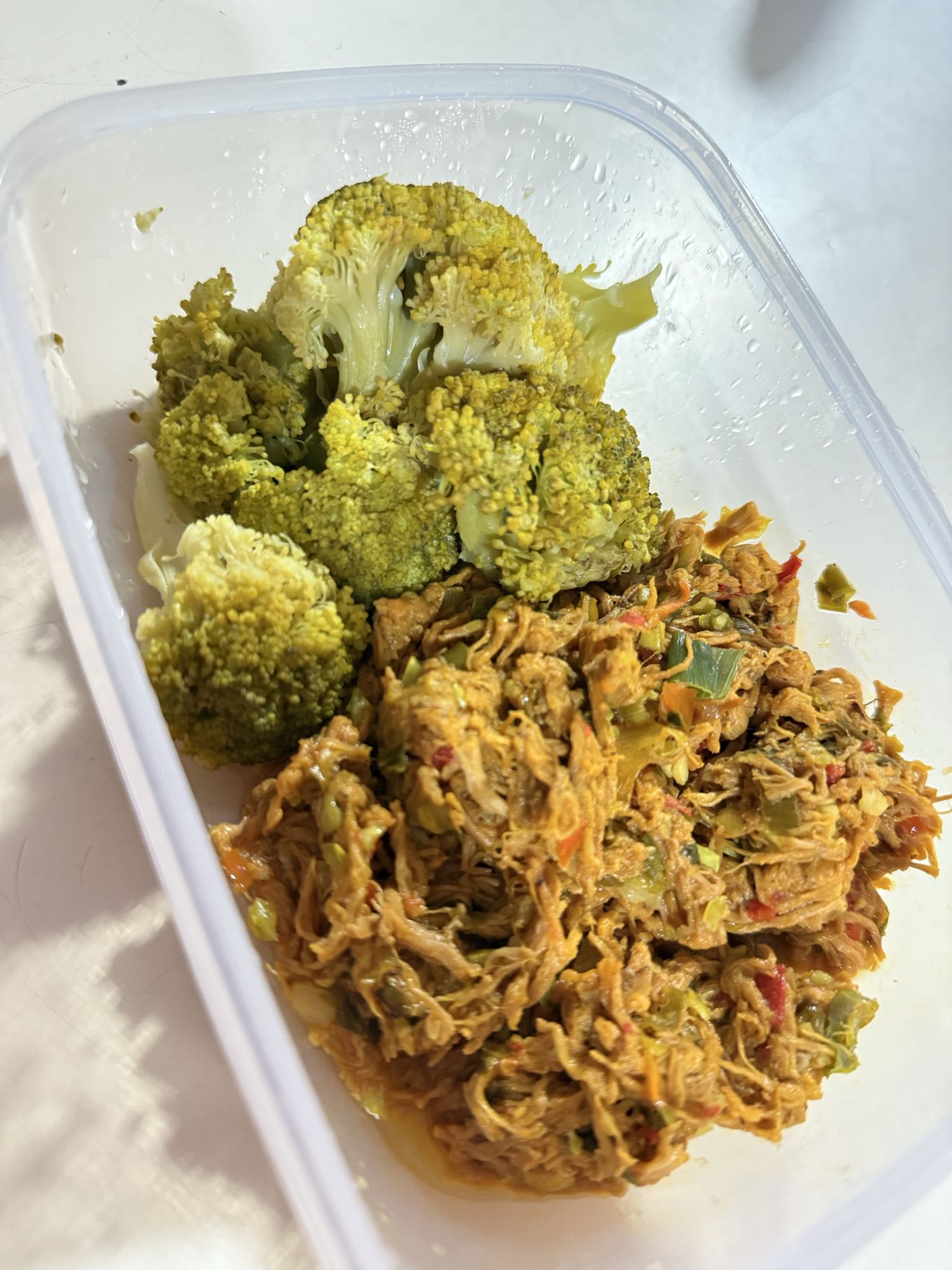 Pollo desmenuzado con brócoli