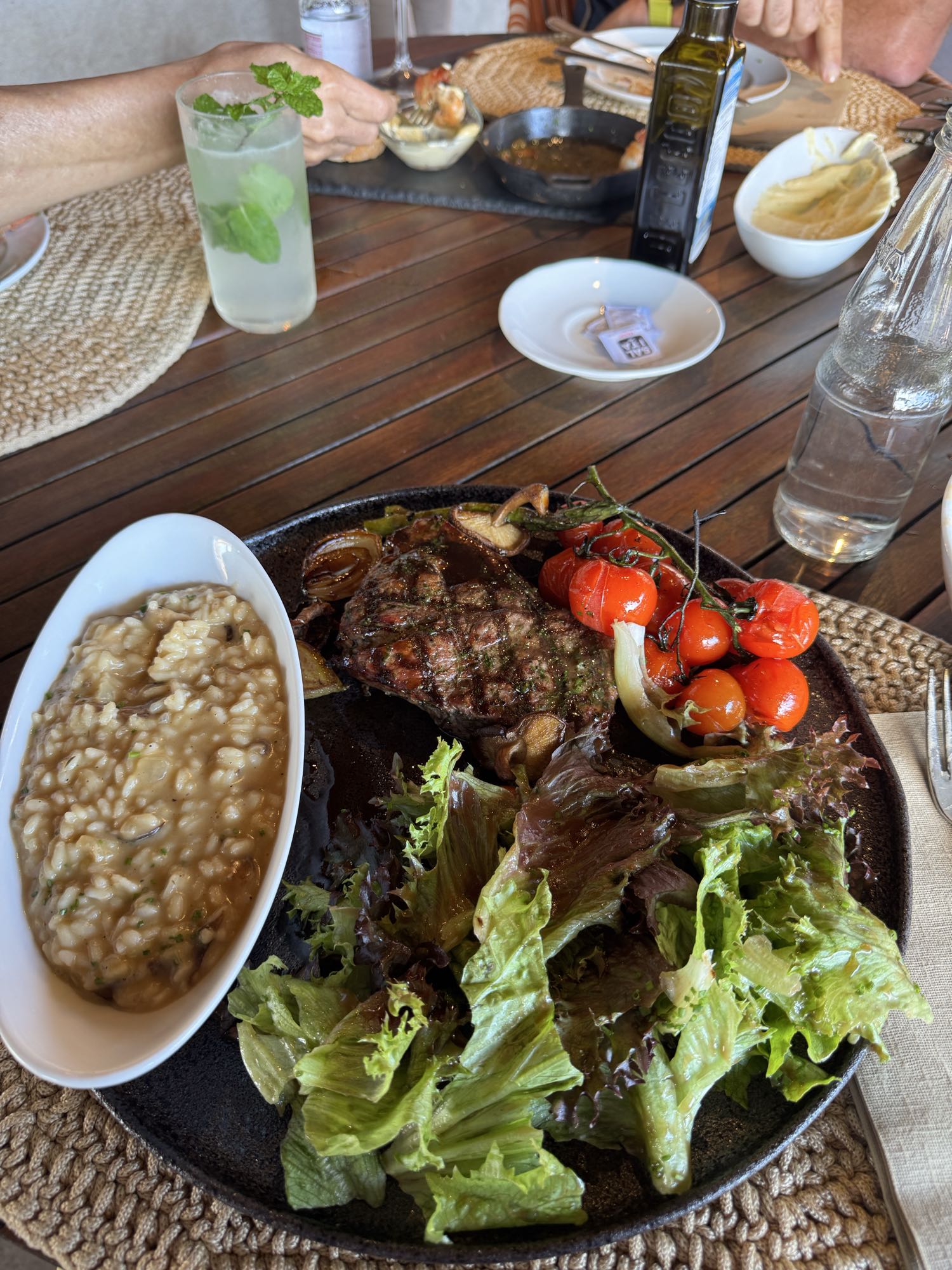 Filete con risotto y ensalada