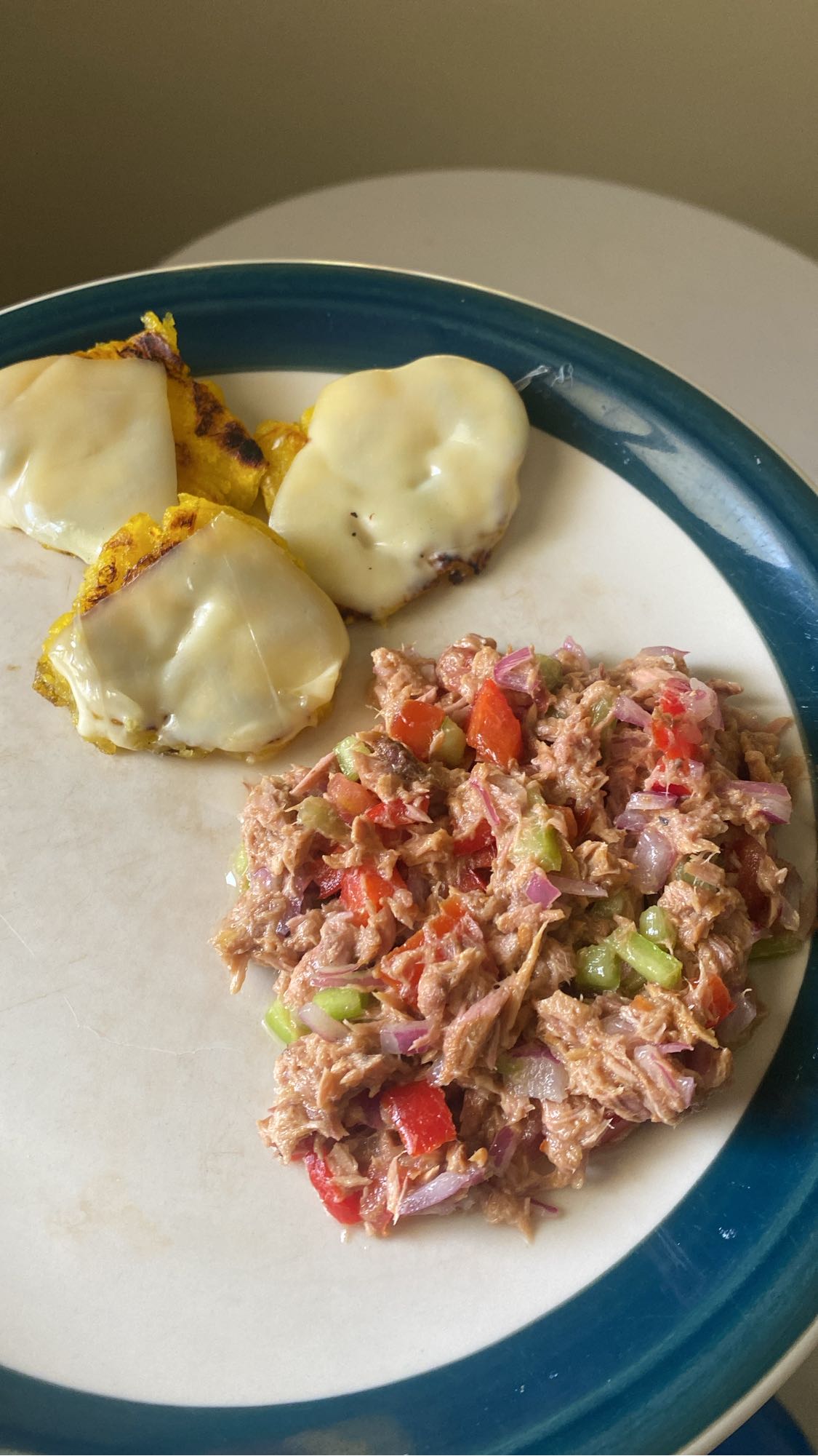 Tostones con ensalada de atún